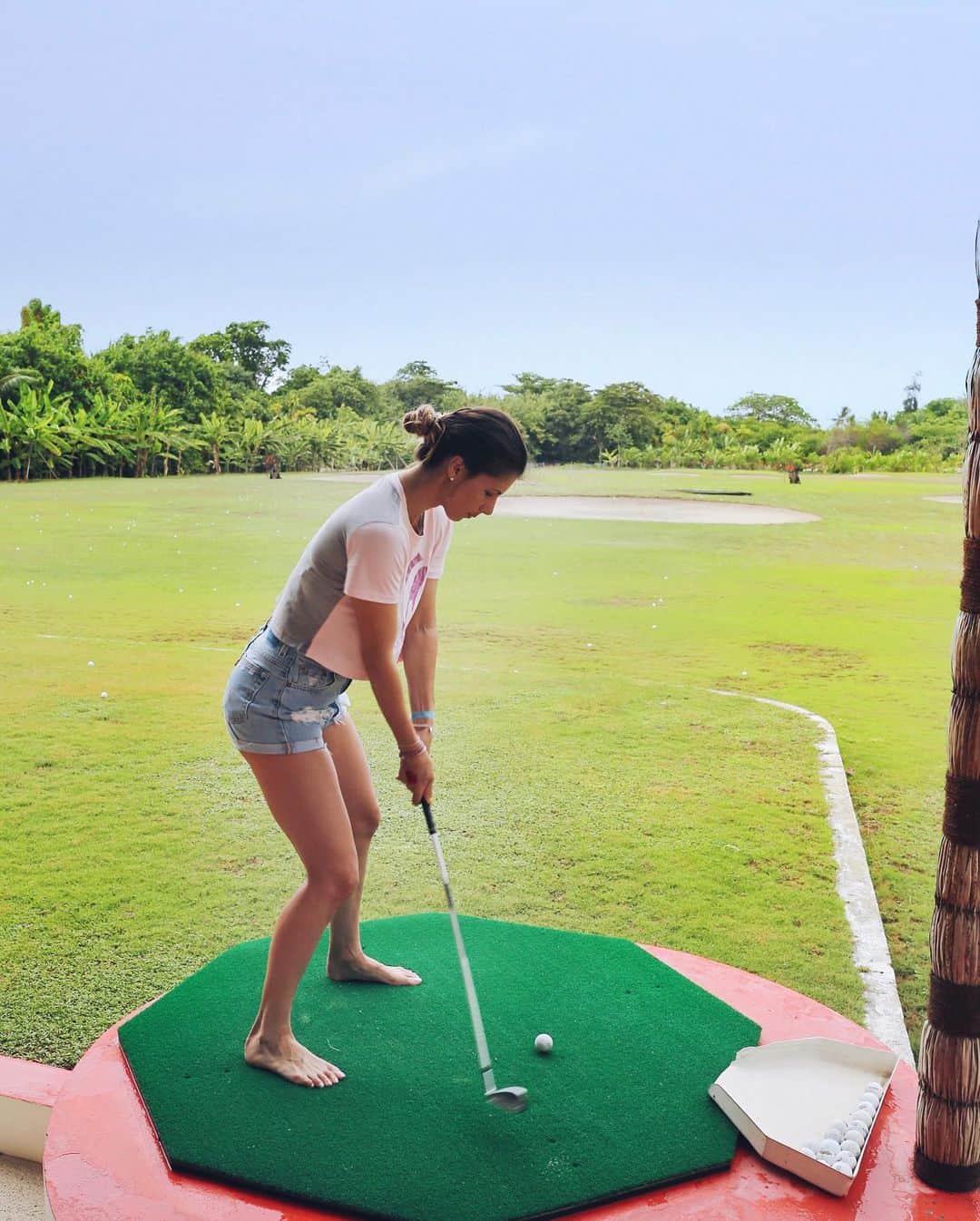 ツベタナ・ピロンコバさんのインスタグラム写真 - (ツベタナ・ピロンコバInstagram)「While we were at the Maldives for our vacation I had my very first golf lesson! 🏌🏼‍♀️🏌🏼‍♀️🏌🏼‍♀️ Yes, barefoot golf! Thats how they do it there! 😅😬 Dear fellow golfers, any advice on my technique? 😎 #maldives #golf #rookie #sportsgirl #fun」5月31日 20時22分 - tpironkova
