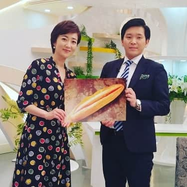 池尻和佳子さんのインスタグラム写真 - (池尻和佳子Instagram)「多い時で１日1000本売れるという 『明太フランス』が超有名なフルタパン😊 常務取締役の古田真幸さんが、明日のRKBテレビ「池尻和佳子のトコワカ」ゲストです‼️‼️ 福岡市東区に、「フルフル　風の森」という素敵な空間が広がる新店舗がオープンしていますよ✨🤗✨ 1(土)朝5時20分～の放送ですm(_ _)m 是非ご覧ください🍀  #福岡 #パン #明太フランス #フルフル #東区 #香住ヶ丘 #風の森」5月31日 20時24分 - wakako_ikejiri_rkb