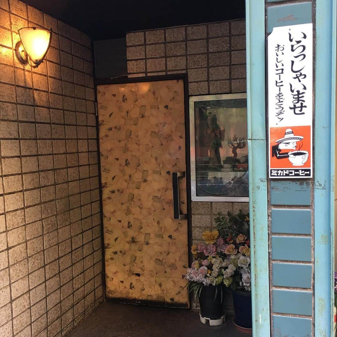 能町みね子さんのインスタグラム写真 - (能町みね子Instagram)「#喫茶メモ 東京本郷森川町 こゝろ /ミルクセーキあり /なんてすばらしい……。ふだん使ってない2階も見せていただきました。焼きそばはなんと、いわゆる日本そばをソースで炒めたものでした。こういうのもありです。」5月31日 20時30分 - nmcmnc