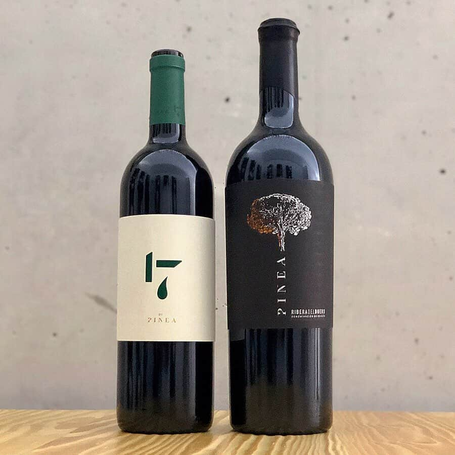 エンリケ・ソラ・クレメンテさんのインスタグラム写真 - (エンリケ・ソラ・クレメンテInstagram)「The wines of Pinea Wine are born in the heart of the Ribera del Duero, in the shade of a majestic Pinus Pinea tree, with a philosophy based on tradition, respect for the soil and moving the soul. Two childhood friends of Mexican origin, Vicente Pliego and Hugo T. Del Pozo, who had the good fortune to meet them last year, make us enjoy their fantastic wines. The wines of Bodegas Pinea have been awarded internationally for some of the most prestigious awards in the world of wine. @pinea.wine HAPPY WEEKEND EVERYONE! —— Los vinos  de Pinea Wine nacen en el corazón de la Ribera del Duero, a la sombra de un majestuoso árbol de Pinus Pinea, con una filosofía basada en la tradición, el respeto al suelo y conmover el alma. Dos amigos de la infancia de origen mexicano, Vicente Pliego y Hugo T. Del Pozo, quien tuve la suerte de conocerles el año pasado, nos hacen disfrutar de sus fantásticos vinos. Los vinos de Bodegas Pinea han sido premiados a nivel internacional por algunos de los galardones más prestigiosos del mundo del vino. FELIZ FIN DE SEMANA! • • • • • #pinea #pineawine #riberadelduero #tempranillo #chicago #vino #vin #vinho #вино #ワイン #紅酒 #wein #champagne #winelover #wineinfluencer #winetime #foodporn #food #winecellar #wineporn #instawine #winetasting #sommelier #foodandwine」5月31日 20時30分 - kike_sola