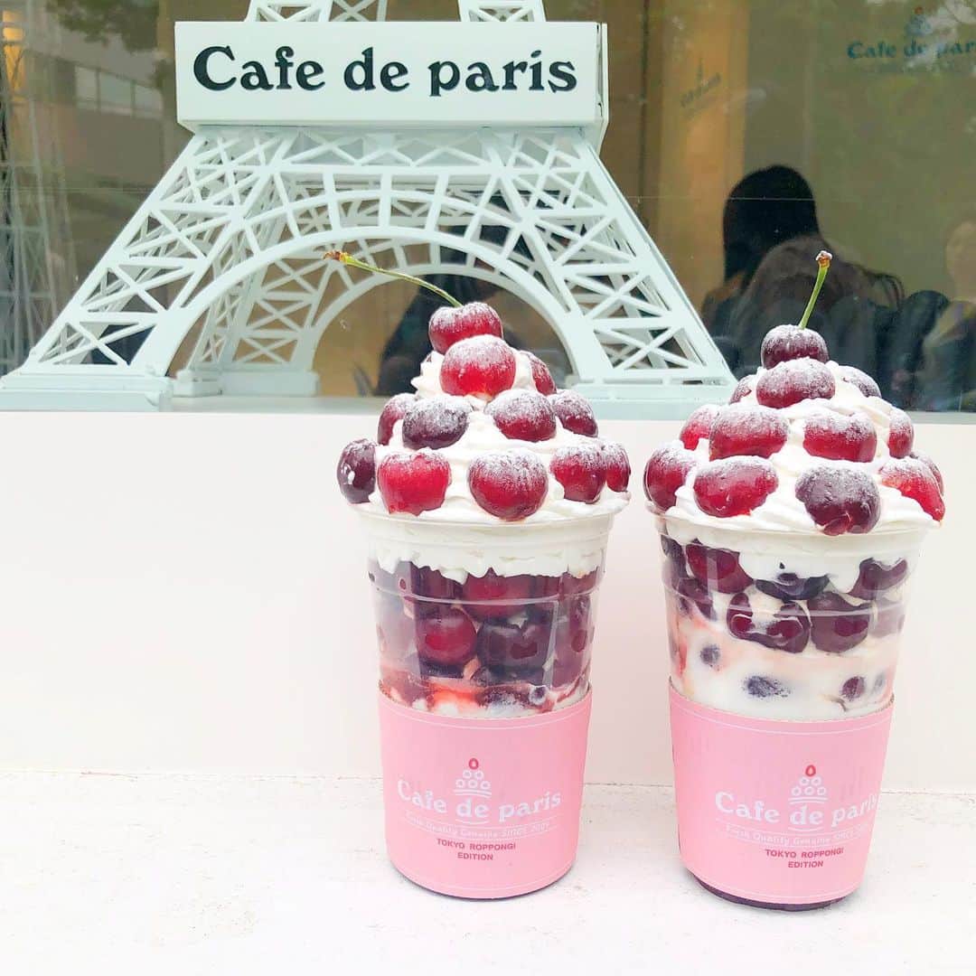 manamisotayutaさんのインスタグラム写真 - (manamisotayutaInstagram)「#六本木カフェ 🍒🍇☕️ @cafedeparis_japan  が六本木ヒルズに移転&再オープンしたから行ってきたよー💗 （ellecafe があった場所❤︎） 前回は苺🍓だったけど、今回はチェリー🍒、ぶどう🍇、マンゴー🥭、パイナップル🍍、チョコ🍫、種類もたくさんあったよ💗  かわいすぎる見た目❤︎ 味も最高ーっっ😋 フルーツたくさんだから意外とさっぱり✨  9/1までの限定オープン✨ また行きたいー💗  韓国の本店でチェリー🍒食べたことあって💗  久しぶりに食べたけどほんと美味しかったなぁ❤️❤️ ＊ ＊  #cafedeparis #カフェドパリ  #カフェドパリ六本木 #青ぶどうボンボン 🍇 #チェリーボンボン 🍒 #マンゴーボンボン 🥭 #カフェドパリ#cafedeparis  #cafe #カフェ#カフェ部  #カフェ巡り#gw_mag #韓国カフェ #photogenic#オシャレカフェ巡り  #instagood #インスタ探検隊 #4yuuu #オシャレカフェ#フォトジェニック #カフェ好きな人と繋がりたい  #リトリップ#retrip#retrip_cafe #写真好きな人と繋がりたい #genic_cafe #sucle」5月31日 20時30分 - manamisotayuta