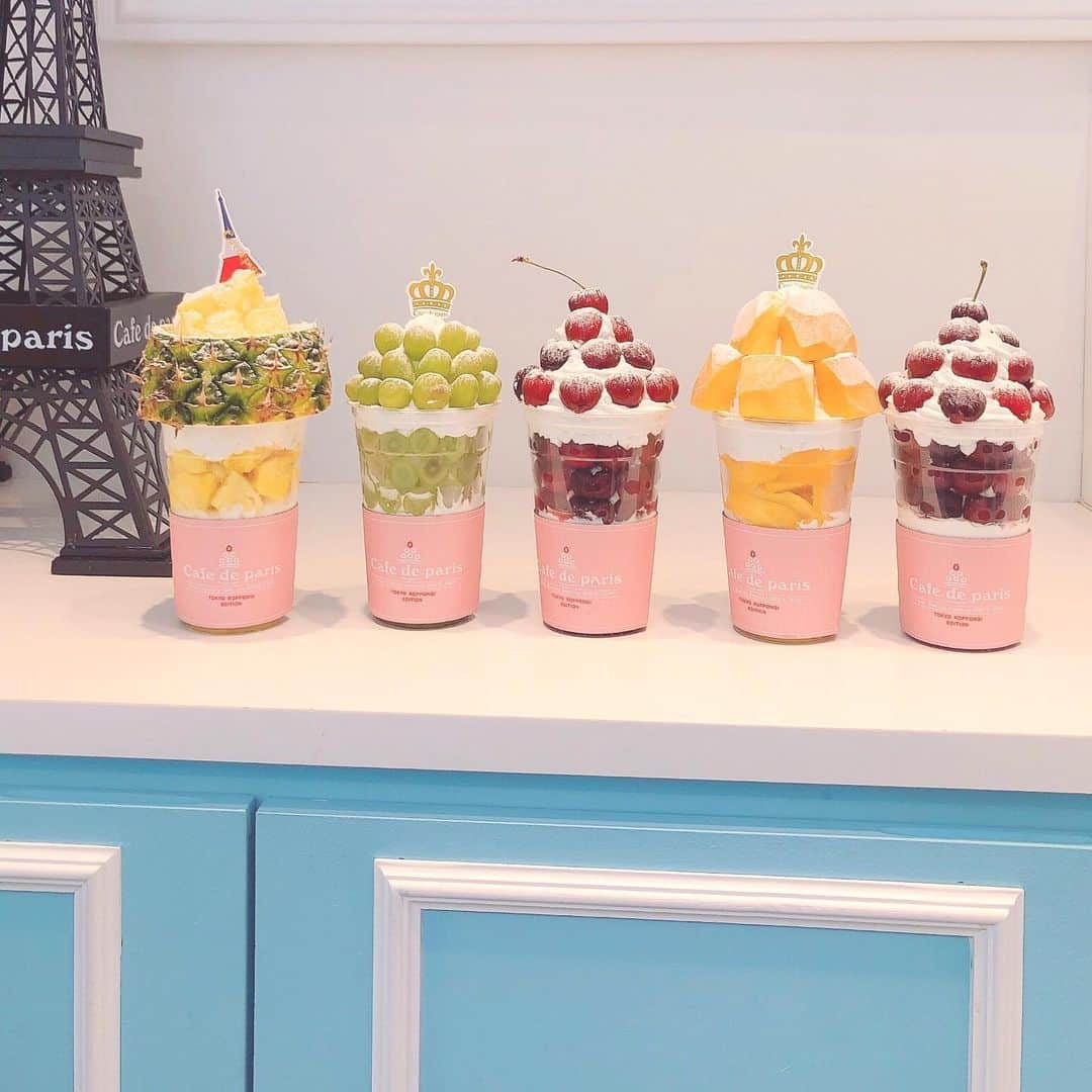 manamisotayutaさんのインスタグラム写真 - (manamisotayutaInstagram)「#六本木カフェ 🍒🍇☕️ @cafedeparis_japan  が六本木ヒルズに移転&再オープンしたから行ってきたよー💗 （ellecafe があった場所❤︎） 前回は苺🍓だったけど、今回はチェリー🍒、ぶどう🍇、マンゴー🥭、パイナップル🍍、チョコ🍫、種類もたくさんあったよ💗  かわいすぎる見た目❤︎ 味も最高ーっっ😋 フルーツたくさんだから意外とさっぱり✨  9/1までの限定オープン✨ また行きたいー💗  韓国の本店でチェリー🍒食べたことあって💗  久しぶりに食べたけどほんと美味しかったなぁ❤️❤️ ＊ ＊  #cafedeparis #カフェドパリ  #カフェドパリ六本木 #青ぶどうボンボン 🍇 #チェリーボンボン 🍒 #マンゴーボンボン 🥭 #カフェドパリ#cafedeparis  #cafe #カフェ#カフェ部  #カフェ巡り#gw_mag #韓国カフェ #photogenic#オシャレカフェ巡り  #instagood #インスタ探検隊 #4yuuu #オシャレカフェ#フォトジェニック #カフェ好きな人と繋がりたい  #リトリップ#retrip#retrip_cafe #写真好きな人と繋がりたい #genic_cafe #sucle」5月31日 20時30分 - manamisotayuta