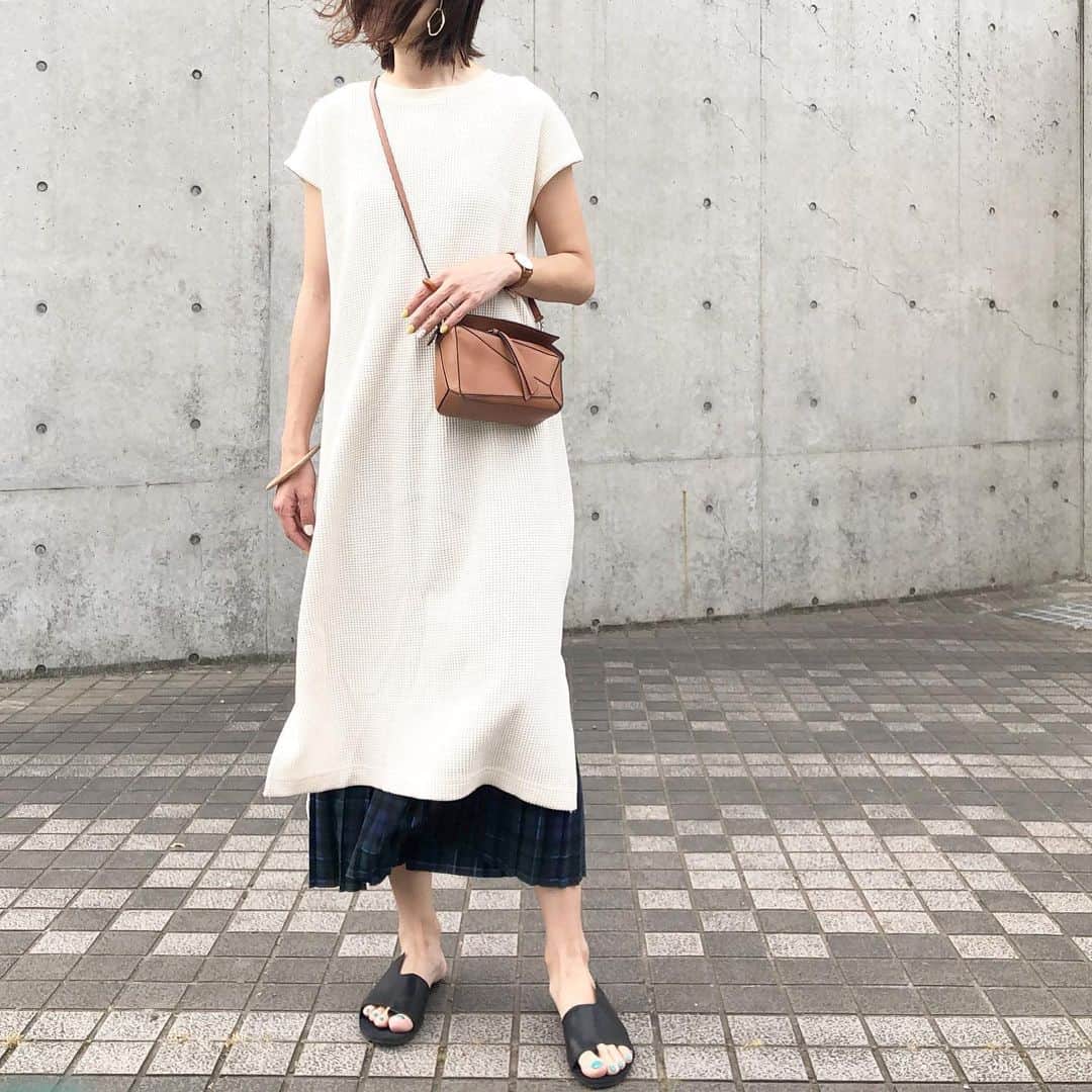 mmk__56さんのインスタグラム写真 - (mmk__56Instagram)「2019.5.31 . . ワッフルワンピースにプリーツスカートを重ねて💁‍♀️ サンダルも可愛いしめちゃくちゃ履きやすい️✨️✨ . ワンピース… @damefrank_official  スカート… @iena_jp  バッグ… @loewe  サンダル… @lavishgate . #ママコーデ#ママファッション#今日の服#今日のコーデ#着回しコーデ#プチプラコーデ#シンプルコーデ#ロカリ#大人カジュアル#locari#ootd_kob#mamagirl#mamagirl_sugotoku#damefrank#イエナ#ロエベ#puzzlebag#lavishgate」5月31日 20時30分 - mmk__56