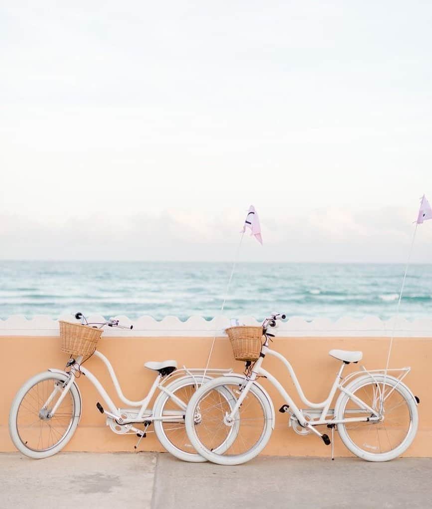 ジャマンピュエッシュのインスタグラム：「Take your Jamin Puech bag and head to a marvelous beach towards the sunrise.  #jaminpuech #inspiration」