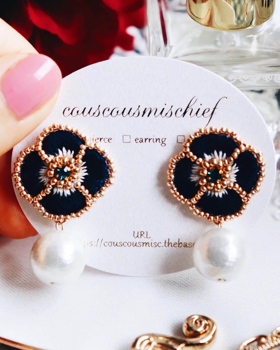 のインスタグラム：「2色使いの一粒フラワー🌼﻿ ﻿ 落ち着いたカラーの﻿ お花も制作中です✨﻿ ﻿ 販売会については﻿ 6月にお知らせします🌷﻿ ﻿ 5月も終わりますね﻿ 時間がすぎるのがはやく感じる今日この頃です🤔﻿ ﻿ ﻿ ﻿ #クスクスミスチーフ#花」