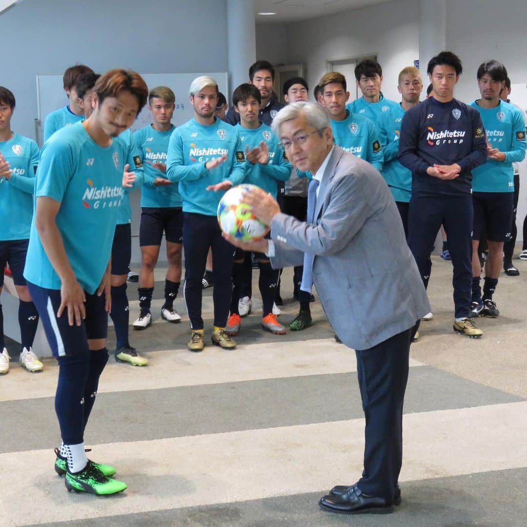 菊地直哉さんのインスタグラム写真 - (菊地直哉Instagram)「「ウエスト様」  いつもご支援をして頂いている、 株式会社ウエスト様から激励とウエストカードを頂きました。  チームはたくさんのスポンサー様からご支援を頂いて活動が出来ています。 スポンサー様に直接会わせてもらい、激励を頂ける機会というのはすごく大事だなと感じています。  自分自身も沢山のチームで活動させてもらいました。アビスパの歴史はまだ勉強不足かもしれませんが、もっと福岡っぽい、唯一無二のチームになればなと思います！  スポンサー様にはよりたくさんご支援、ご声援頂けるように、選手会やチームとアイデアを出していきより良い関係性を築かせてもらい、微力かもしれませんが両者にとってプラスになっていけるようにしていければなと思います。  サポーターのみなさん、 スポンサー様、 是非たくさんチームにアイデア下さい！！ コメント、メッセージで送っていただいても 共有するようにします。  もちろん全てが実現しないとは思いますが、 アビスパに関わるみんなでアイデアを出していき一体感があるチームになればいいなと感じています。 一体感というのは将来アビスパが大きなチームになっていくためにすごく大切なことだと思います！  その為にまずは日曜にレベスタで力強い試合が出来るようにしていきます！  https://www.avispa.co.jp/sponsor  #アビスパ福岡 #福岡市 #福岡 #一体感 #アビスパ一丸 #ウエスト #うどんウエスト #焼肉ウエスト #ウエストカードありがとうございます #他のスポンサー様のお店でも選手が行けば特典あるよってとこありますか？w #アビスパ選手割w #アビスパサポ割 #積極的に使わせてもらいます #コメント、メッセージ下さいw #サポーターの皆さんもチームスポンサー意識お願いします #チーム愛になります #スポンサー会社の皆さま #チームと距離感近めでお願いします。 #コラボ商品 #食事会 #1日店長 #1日社員？ #森本選手に商品のパッケージをデザインしてほしい #選手の出身地や前所属地のおすすめツアーを考案 #アイディアよろしくお願いします。 #全部可能かは僕は決めれません #でもアイディアは財産 #10年後どんなクラブになるかな^_^ #35歳になってやっとこういう意識でてきた #遅い」5月31日 20時46分 - naoya_kikuchi_53