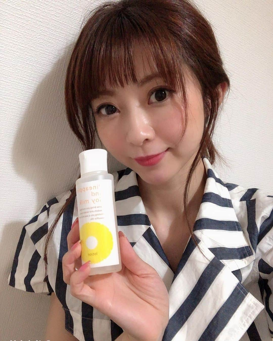 折原みかさんのインスタグラム写真 - (折原みかInstagram)「もう毎日暑くて夏目前！！って感じですね！ 今年の夏はアクティブにプールや海にお出かけしようかなぁなんて考えています。 ということで「ムダ毛ケア」はじめました〜 @pinelotion__  #sherb_pr  パイナップル豆乳ローション これ知ってます？！ 天然ハーブのみを使っていて赤ちゃんから使えるのに、毎日のスキンケアとして顔や身体に塗るだけでムダ毛が無くなっていくという魔法のクリーム 超気になるでしょ♡今日から使うのでとっても楽しみ♫ 息子の背中にもぬってあげようかな🤔 #鈴木ハーブ研究所 #ムダ毛ケア #塗るだけ簡単 #スキンケア #毎日塗るだけです #保湿 #敏感肌ok #ほんまでっか #パイナップル豆乳ローション #パイナップル #お肌に優しい #赤ちゃんから使える #天然ハーブ #美肌成分 #美容 #脱毛 #簡単スキンケア商品 #脱毛クリーム #綺麗になりたい人と繋がりたい #美容好きと繋がりたい  #instabeauty #model #followme #suzukiherb #laboratory #soymilklotion #skincare #beautifullife」5月31日 20時50分 - mikaorihara