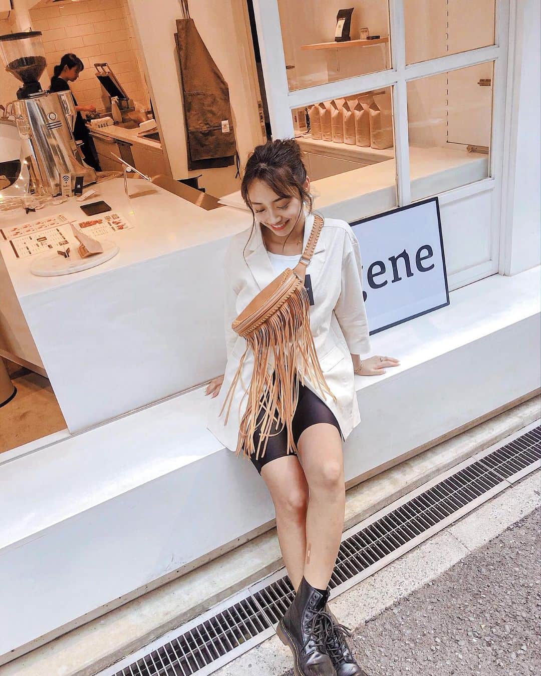 のインスタグラム：「﻿ ﻿ @jgene_official の展示会に行ってきたよ✌🏼﻿ ﻿ 前回、旅が重なってていけなかったから﻿ 実際に気になってたバックみたら可愛くて即決✔︎﻿ しぴとお揃いにした☺️💕﻿ラスベガスで使う💕 ﻿ ﻿ そして展示会の前に、 @haab_official で﻿ リポ注射ってのをしてきたのね！﻿ ﻿ 毒素とかを出してくれるみたいなんだけど﻿ トイレの回数が倍増して、﻿ まじで感動したのが翌日。。﻿ ﻿ 見てわかるくらいリポ注射した所が﻿ スッキリしてて体重も落ちてて衝撃。。﻿ ﻿ 効果がしっかり出るようにお水を飲んだり﻿ 運動したりするといいよって教えてもらったので、﻿ その後ジム行った&水飲みまくったからだわ🥺﻿ ﻿ ここの漢方も気になるし、﻿ ダウンタイムとかなくて手軽に出来るのがいい◎﻿ 注射苦手だけど、効果良すぎたからまたやると思う。笑﻿ ﻿ ﻿ #ootd #daikanyama  #coordinate」