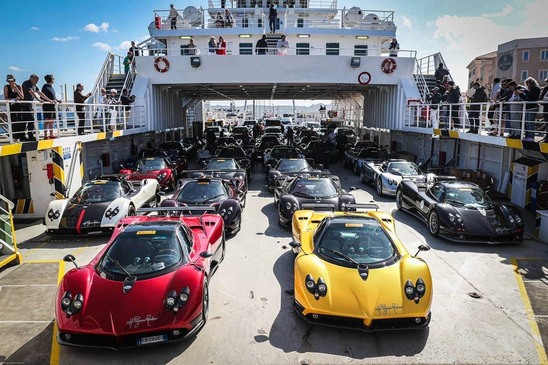 パガーニ・アウトモビリのインスタグラム：「All aboard! #paganiraduno - The Vanishing Point #pagani #zonda #zondas #zondaf #zondacinque #zondacinqueroadster #huayra #huayrabc #huayraroadster」