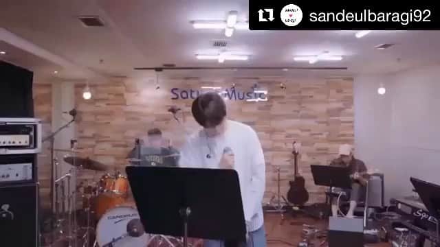 DINDINのインスタグラム：「비에 젖은 도로 위에 차 소리 창을 스치는 조용한 빗물 소리 내 공간엔 빗소리만 가득하네 이제 알겠어 네가 떠난걸  Composed by @dindinem @yoonmyounggg @pvpr.junik Mook  Lyrics by @dindinem @yoonmyounggg  Arranged by @sound789 @dindinem @yoonmyounggg Mook 신성진  #산들 #1900603 #날씨좋은날 #6pm #빗소리 #작곡 #딘딘」