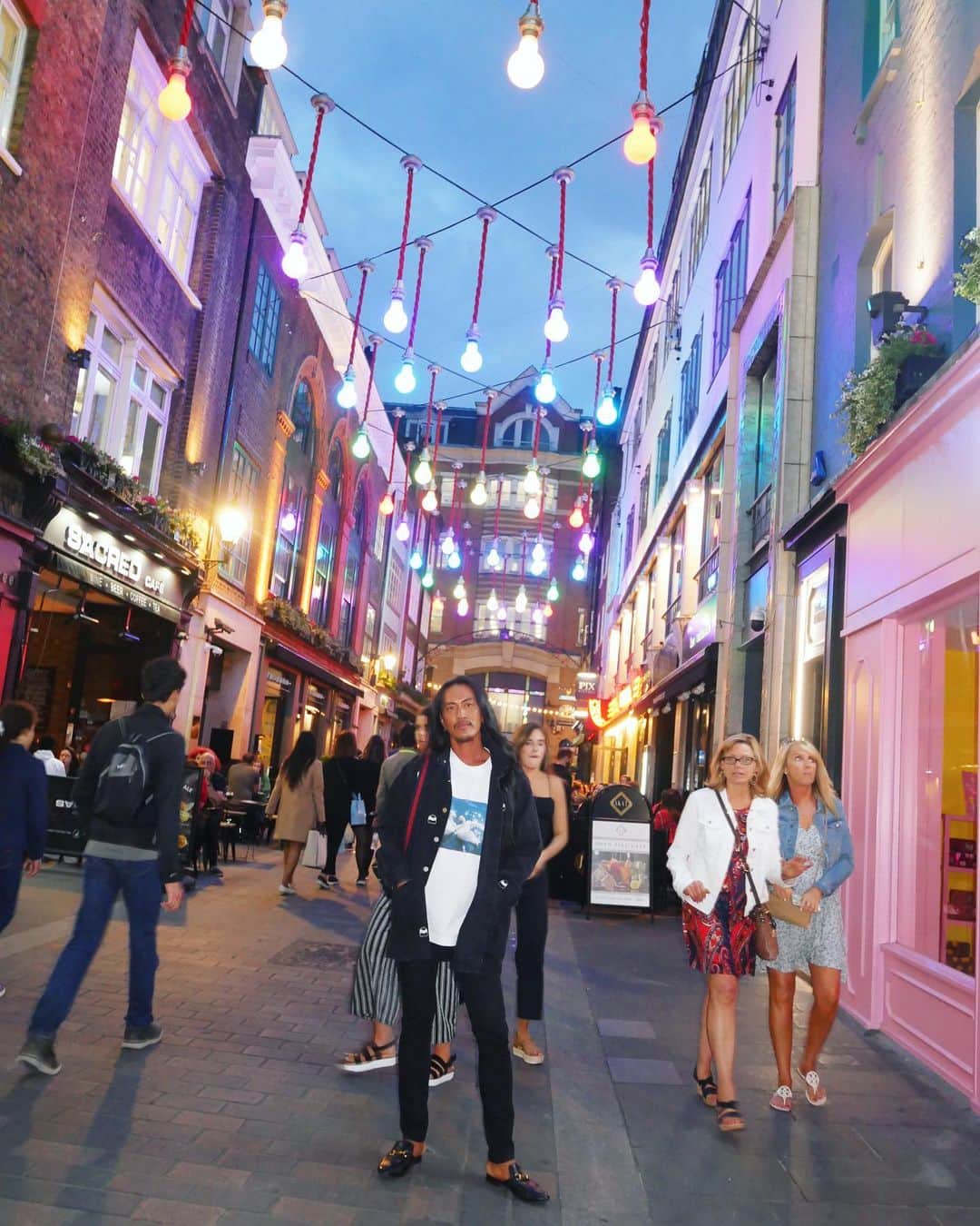 JunJunさんのインスタグラム写真 - (JunJunInstagram)「^_^ ロンドンも素敵な街がいーっぱい🇬🇧 ここは滞在してるホテルの近くで ライトがいーっぱい装飾されていた✨ キラメンコパークでオカワ🧡💛💚💙💜 🧥#OPENINGCEREMONY  #schnaydermans 👕#OPENINGCEREMONY  #KONAMIJIRO 👖#TOPMAN 👞#GUCCI 🇬🇧#London」5月31日 20時56分 - junjun393