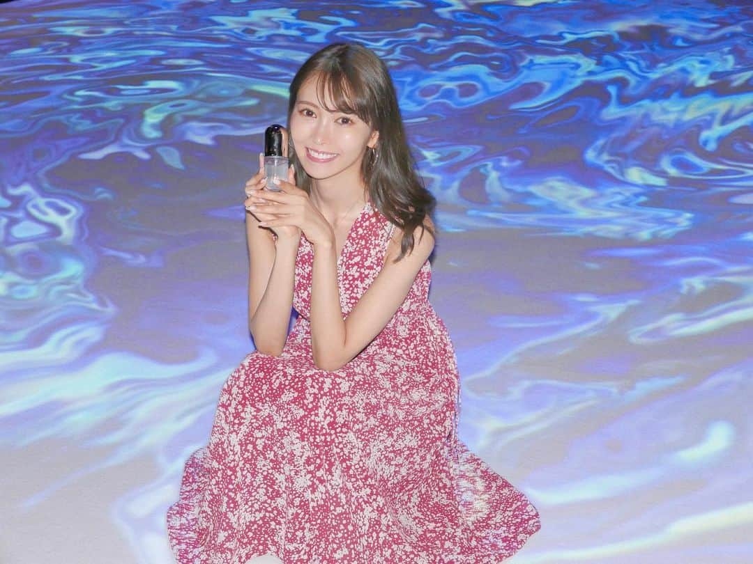 清水愛美さんのインスタグラム写真 - (清水愛美Instagram)「ISPAの新作美容液発表会に参加してきました💕 大大大好きなISPA😍の新作が 出るということでワクワクしてました！ * 美容液"セラムゼロ"は 肌にたまった余分なもの(不要なタンパク質・不要な水)の排出を促してくれるんですって😍 セラムゼロを使うことで それを排出して蓄積レベルを下げて綺麗な0素肌を目指せる😍(因みに私は蓄積レベルが 最低の5でした😭これから改善したい笑) * 美容液セラムゼロはゼロメソッドという ISPA独自のマッサージを浸透と同時に行うことで 効果もより実感出来ると言うことで教わりながら体験もしました💓 * また、イベントではセラムゼロに含まれる、 スターフルーツのアイスとドクダミ茶を食べて飲んで摂取もしましたよっ💕(スワイプしてね) * 今回私も体験したセラムゼロ、ゼロメソッド体験は8/9から予約ができるみたいなのでチェック！😊してね！ 肌が改善出来るようにこれからセラムゼロを使って0素肌を目指します💓楽しみ！ * #ipsa #イプサ #セラム0 #セラムゼロ  #美容液 #skincare #スキンケア #デトックス #むくみ #小顔 #肌測定 #PR @ipsa_jp」5月31日 20時57分 - manami_s0902