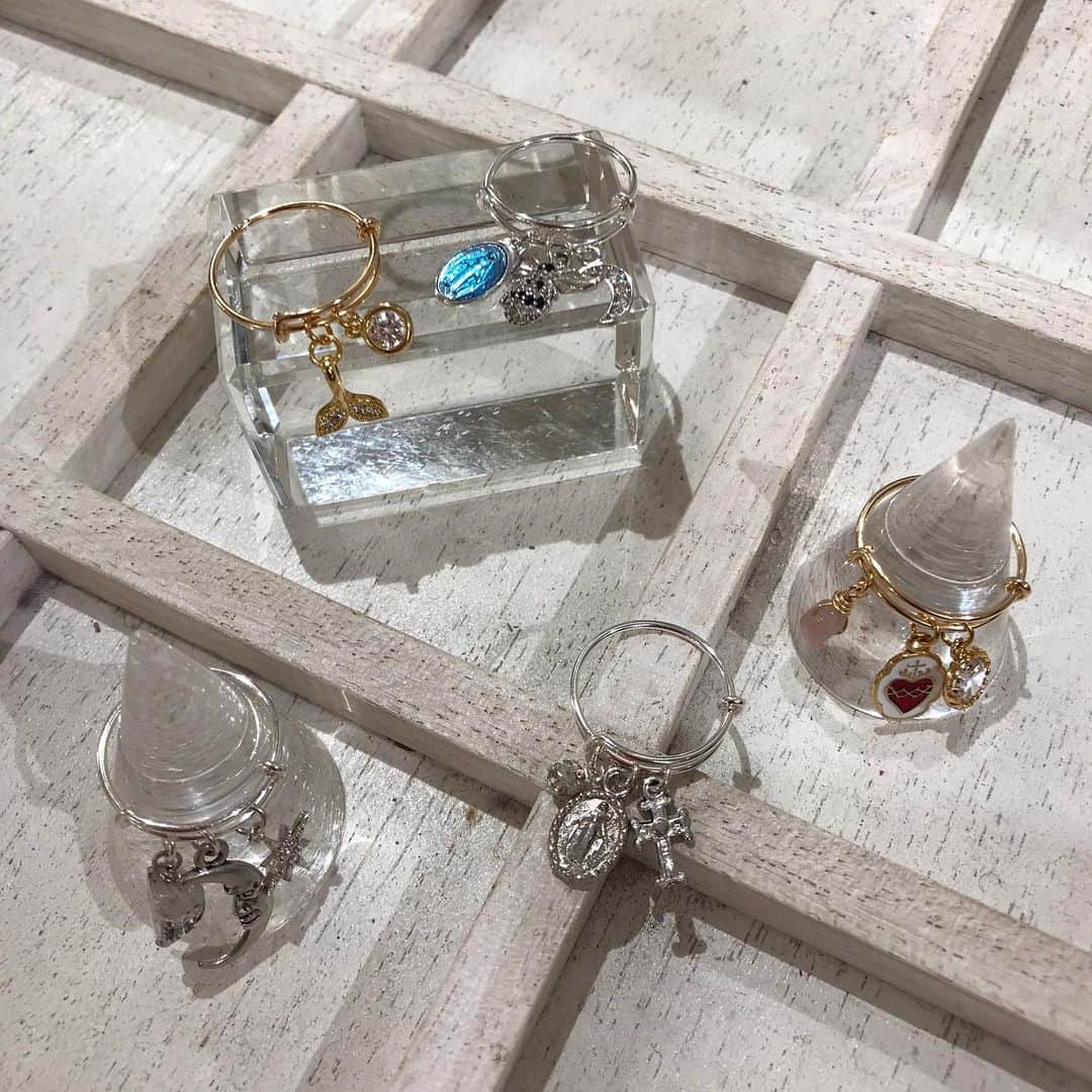 BOX CHARM Industryさんのインスタグラム写真 - (BOX CHARM IndustryInstagram)「こんばんは✨ 人気のアジャスタブルリングです💍 SV925とGFの素材なので変色しにくく見た目も可愛いのでおすすめです！！ 好きなチャームと組み合わせるとさらに可愛くなりますよ🐝 . . . .#boxcharmindustry #boxcharm #handmade #handmadejewelry #ring #handmadering #sv925 #goldfilled  #tokyo #harajuku  #ボックスチャームインダストリー #ボックスチャーム #ハンドメイド#ハンドメイドアクセサリー#ハンドメイドリング #キャットストリート #原宿キャットストリート  #指輪  #東京 #原宿」5月31日 20時58分 - bcindustry_