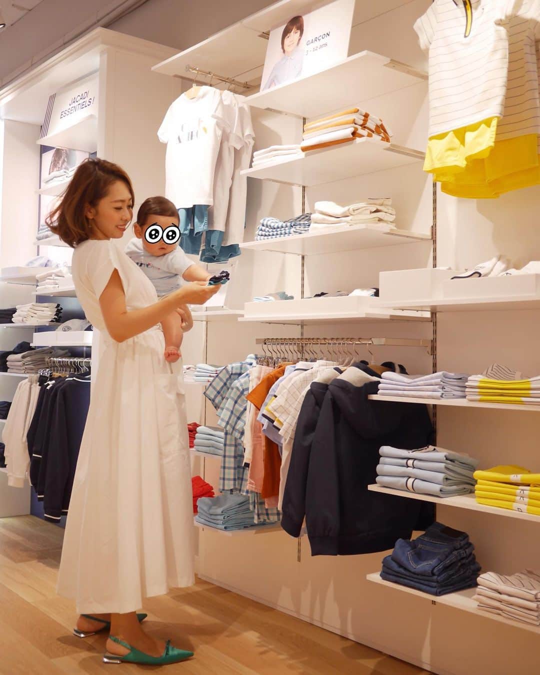 松本亜希さんのインスタグラム写真 - (松本亜希Instagram)「・ 最近よく着ている白のワンピースにたくさんDMいただいてまして、お返事が遅くなりました😭 ・ @ayuohashi ちゃんプロデュースの @unminouofficial で購入したものです♡ あゆちゃんが着ててむっちゃタイプと思ってget💕 ・ フロントのリボンや、前も後ろも深めのVが女性らしくて可愛すぎ❤️裾が後ろの方が少し長いのもタイプ。 ・ 私勝手にマリリンモンローみたいなワンピースやなぁとおもてます😊 気に入りすぎてて、既に着まくりです！ この夏たぁくさん着よう❤️❤️ あゆちゃんのセンス大好き🎉 __________________________ #ootd #coordinate #コーディネート #outfit #fashion #ファッション #コーデ #aki_mamalife #ママコーデ  #unminou #アンミヌ #newin」5月31日 21時00分 - m_akiron