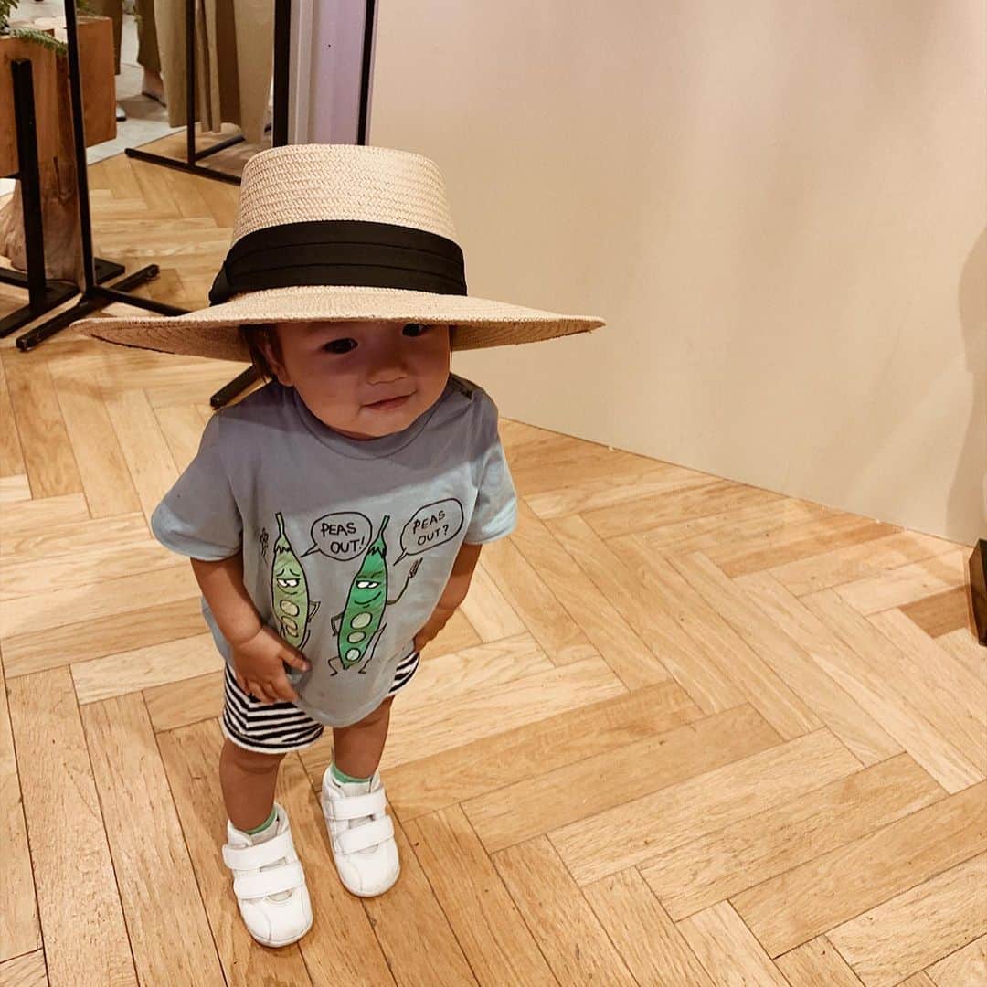 のインスタグラム：「泥んこ👶🏻のストーリーにすんごい反響でビックリです😂💙いつも温かいメッセージありがとうございます☺︎ * 泥んこ動画こちらでも😂 * POPUPで1週間子供達にも少なからず寂しい想いをさせてしまったので今日は早くお迎えに行って公園のはしご🌳 * 思いっきり飛び込んでいく息子を見て娘と逃げ回って大笑いしてスッキリした気持ちでした💫💫💫 * 私も子供の頃ドロドロになって遊んでたし子供らしくて💯🙆‍♀️ * 服は洗えばいいし、気にしません🙆‍♀️(帰宅後、お風呂と洗濯🛁) * 元気に伸び伸びしてほしいし、子供達とのこんな時間も貴重だなって思いました☺️ * 仕事もしたい事たくさんあるし、子供達との時間も大切にしたいし、欲張り母ちゃんだよね😂 * さ、明日は楽しみな日🥳 * お休みなさい🌙💤 * #独り言 #1歳6ヶ月 #mamalife #泥んこ」