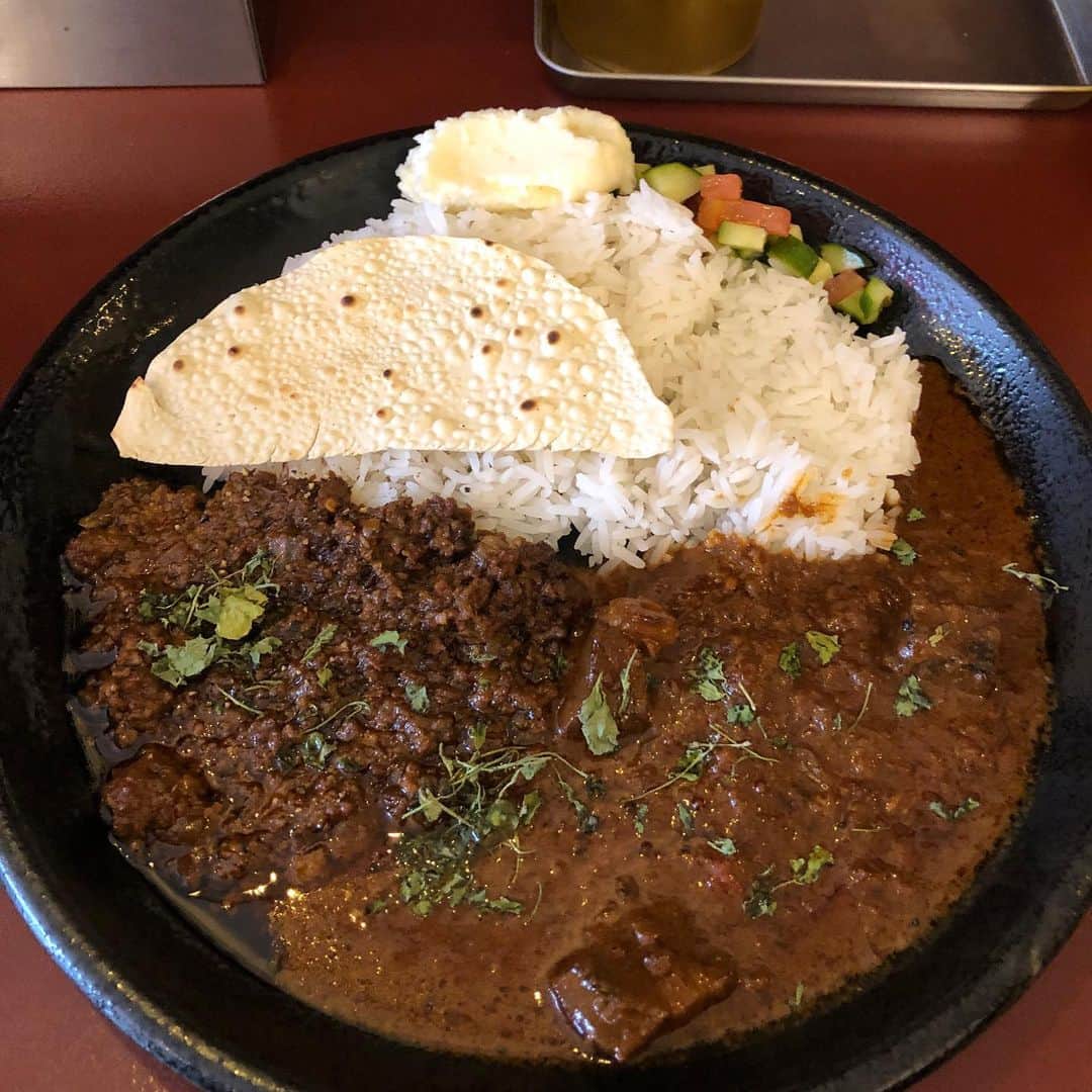 のインスタグラム：「今日の昼は豆くじらでカンボジア産黒コショウキーマとマトンの赤ワインカレーの相がけ。 #curry #spicy #琥珀荘 #間借りカレー #豆くじら #高円寺 #ランチ」