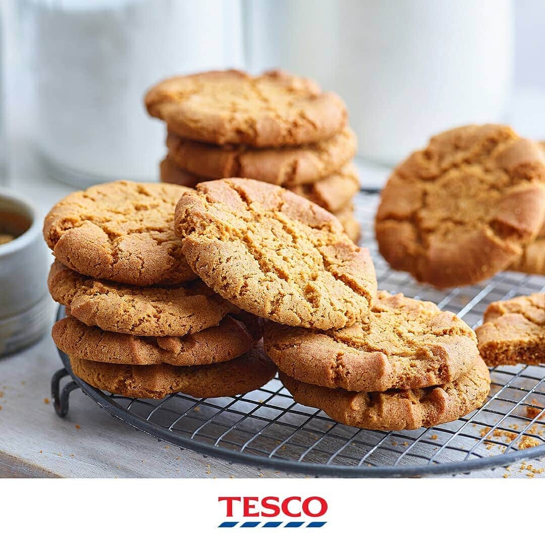 Tesco Food Officialさんのインスタグラム写真 - (Tesco Food OfficialInstagram)「Which classic biscuit are you? Classy custard cream? Slightly spicy ginger nut? Jammy dodger always in a jam? Or a jaffa cake, the biscuit that’s on the fence... Enjoy a weekend finding out with these great family bakes.  Search ‘British biscuit recipes’ on Tesco Real Food for all these.」5月31日 21時04分 - tescofood