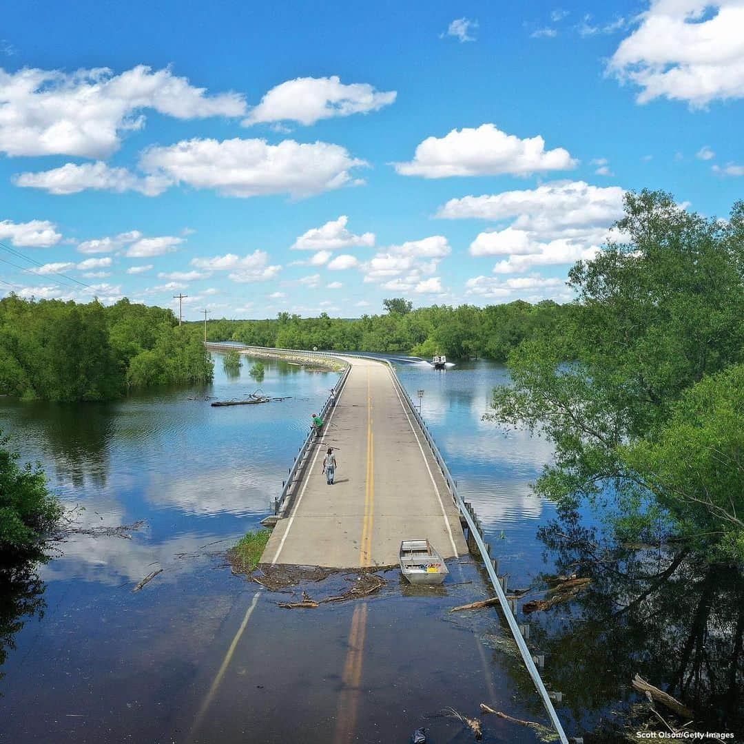 ABC Newsさんのインスタグラム写真 - (ABC NewsInstagram)「SEVERE WEATHER: Floodwater from the Mississippi River cuts off the roadway from Missouri into Illinois at the states' border. #flood #missouri #illinois #weather #mississippiriver」5月31日 21時05分 - abcnews