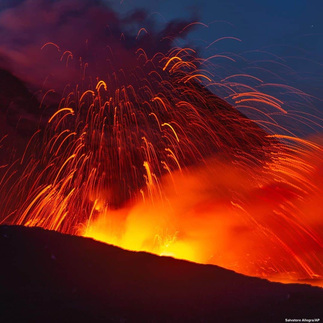 ABC Newsさんのインスタグラム写真 - (ABC NewsInstagram)「ERUPTION: Mount Etna in Sicily roars back into spectacular volcanic action, sending up plumes of ash and spewing lava. #volcano #mountetna #italy #lava #eruption」5月31日 21時08分 - abcnews