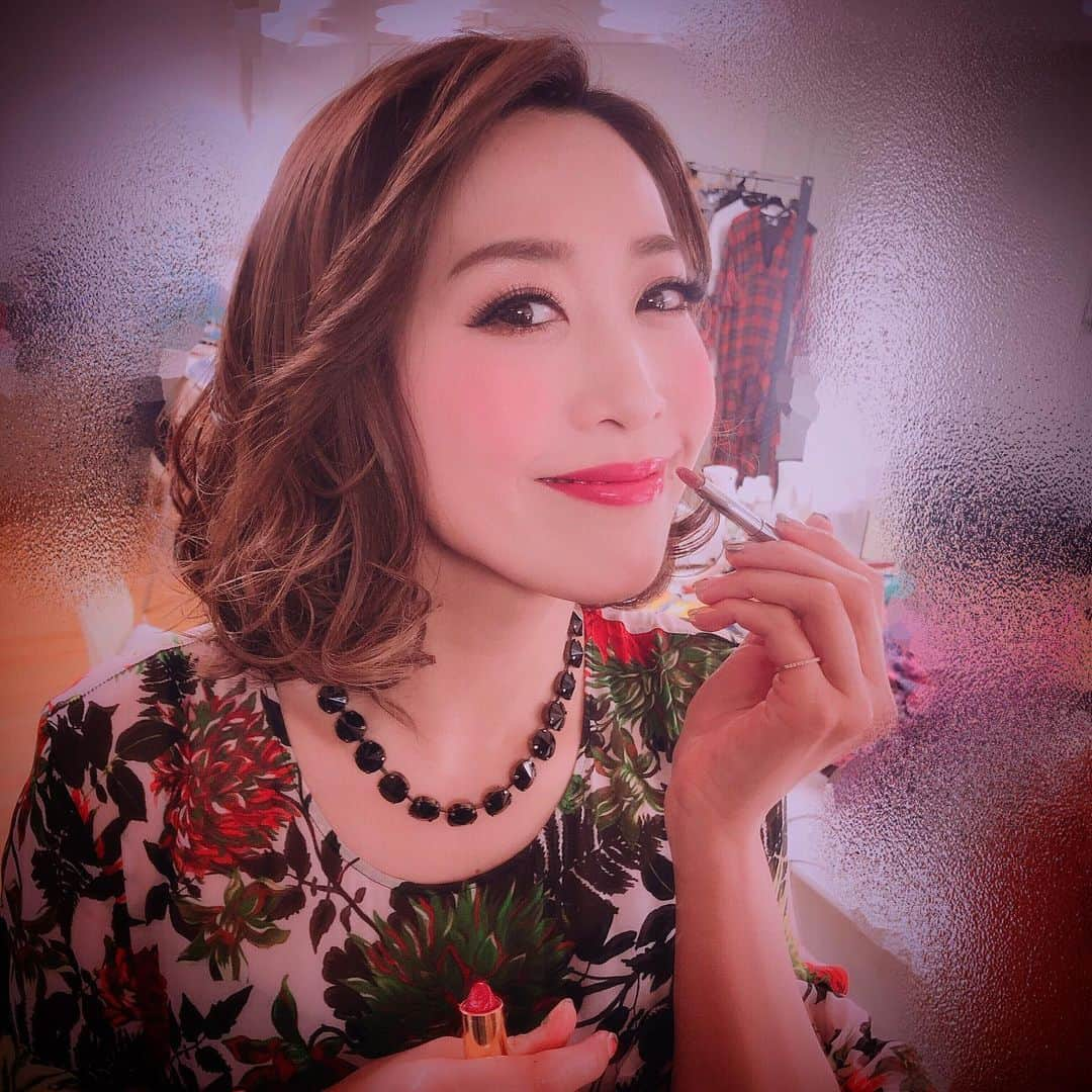 龍真咲さんのインスタグラム写真 - (龍真咲Instagram)「#龍真咲LIVEツアーHOME2019  FC有志の方々がご説明真っ最中の中で暗転爆笑からのLIVEスタート。何が起こってるの‼︎というところからのスタート。聞いても答えてもらえず…千秋楽のファンの皆様のテンションってこんななのね😀と思いつつの桜色舞う頃。。。 宝塚卒業の時にも光の海をしてもらい、感動しましたが、今回は宇宙にいる様な感覚でした。今まで感じた事のない未知の空間。有志の方々はじめ、ファンの皆様、ありがとうございました❤️ 東京初日では様々な気持ちがぶつかり合い、込み上げて来て…今思うと、全く違う環境ですがお披露目公演初日の日の感情に似ていました。 全てを受け入れ(全てと思ってます👍)いつも応援して下さる皆様、ありがとうございます。 今日この日に、安堵しています。 明日からもきっと何も変わらないと思いますが、明日からもまたよろしくお願い致します❗️ また、ツアT作りたいなー❤︎❤︎❤︎ 2019,05,31」5月31日 21時09分 - masaki_ryu