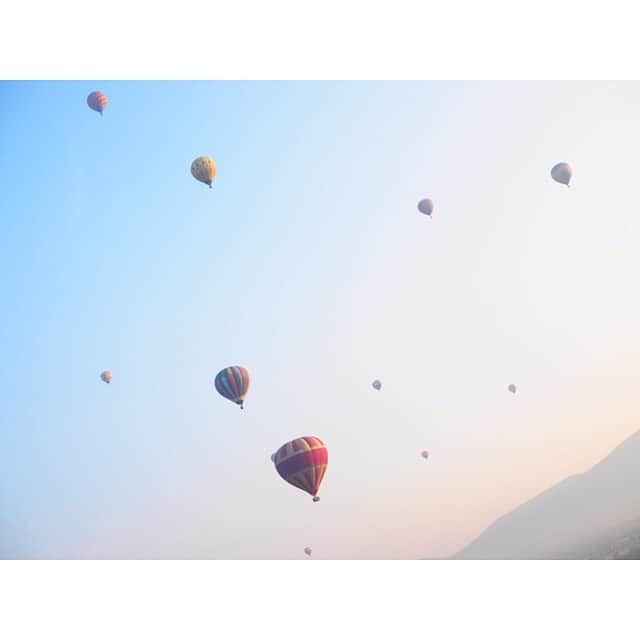 IVANさんのインスタグラム写真 - (IVANInstagram)「* Una Belleza total... 💖🥺 hot air balloons 🎈🌤✨🌄 また1つ夢を叶えました🙏🏻✨ * 気球から見た息を呑む涙が出る程の絶景を目の前に感じて思った事は、 生きて行く上で如何に、壮大でリアルで素敵な世界を命尽きる迄に沢山自分の目で見て、身体で体験して、心で感じれるか☺️ それが私の夢で幸せ✨ 人夫々感じ方はちがうけれど、それが私の人生の楽しみ方だと改めて感じた次第♡ そしたら、また、 お仕事も頑張れるのですから💕 *.(๓´͈ ˘ `͈๓).* #hotairballoon#teotihuacan#Mexico#amor#beautiful#mood #気球 #絶景 #メキシコ #生まれた国 #まだまだ知らない事だらけ #ママの国 #メヒコリンドイケリド♡」5月31日 21時09分 - fresanaca