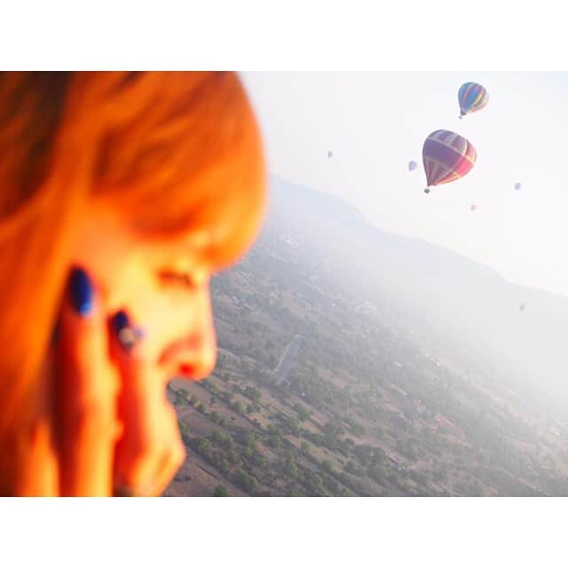 IVANさんのインスタグラム写真 - (IVANInstagram)「* Una Belleza total... 💖🥺 hot air balloons 🎈🌤✨🌄 また1つ夢を叶えました🙏🏻✨ * 気球から見た息を呑む涙が出る程の絶景を目の前に感じて思った事は、 生きて行く上で如何に、壮大でリアルで素敵な世界を命尽きる迄に沢山自分の目で見て、身体で体験して、心で感じれるか☺️ それが私の夢で幸せ✨ 人夫々感じ方はちがうけれど、それが私の人生の楽しみ方だと改めて感じた次第♡ そしたら、また、 お仕事も頑張れるのですから💕 *.(๓´͈ ˘ `͈๓).* #hotairballoon#teotihuacan#Mexico#amor#beautiful#mood #気球 #絶景 #メキシコ #生まれた国 #まだまだ知らない事だらけ #ママの国 #メヒコリンドイケリド♡」5月31日 21時09分 - fresanaca