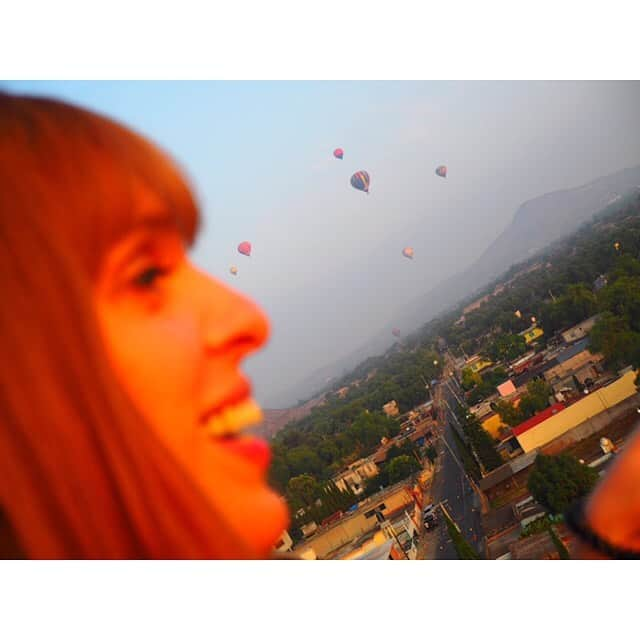 IVANさんのインスタグラム写真 - (IVANInstagram)「* Una Belleza total... 💖🥺 hot air balloons 🎈🌤✨🌄 また1つ夢を叶えました🙏🏻✨ * 気球から見た息を呑む涙が出る程の絶景を目の前に感じて思った事は、 生きて行く上で如何に、壮大でリアルで素敵な世界を命尽きる迄に沢山自分の目で見て、身体で体験して、心で感じれるか☺️ それが私の夢で幸せ✨ 人夫々感じ方はちがうけれど、それが私の人生の楽しみ方だと改めて感じた次第♡ そしたら、また、 お仕事も頑張れるのですから💕 *.(๓´͈ ˘ `͈๓).* #hotairballoon#teotihuacan#Mexico#amor#beautiful#mood #気球 #絶景 #メキシコ #生まれた国 #まだまだ知らない事だらけ #ママの国 #メヒコリンドイケリド♡」5月31日 21時09分 - fresanaca