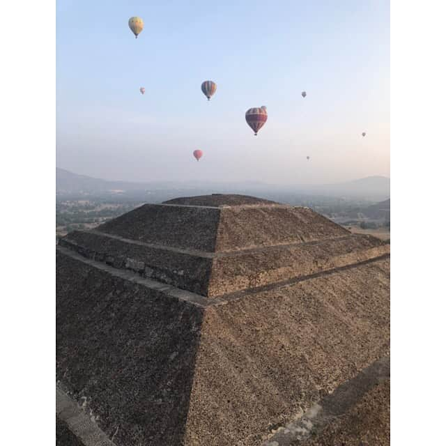 IVANさんのインスタグラム写真 - (IVANInstagram)「* Una Belleza total... 💖🥺 hot air balloons 🎈🌤✨🌄 また1つ夢を叶えました🙏🏻✨ * 気球から見た息を呑む涙が出る程の絶景を目の前に感じて思った事は、 生きて行く上で如何に、壮大でリアルで素敵な世界を命尽きる迄に沢山自分の目で見て、身体で体験して、心で感じれるか☺️ それが私の夢で幸せ✨ 人夫々感じ方はちがうけれど、それが私の人生の楽しみ方だと改めて感じた次第♡ そしたら、また、 お仕事も頑張れるのですから💕 *.(๓´͈ ˘ `͈๓).* #hotairballoon#teotihuacan#Mexico#amor#beautiful#mood #気球 #絶景 #メキシコ #生まれた国 #まだまだ知らない事だらけ #ママの国 #メヒコリンドイケリド♡」5月31日 21時09分 - fresanaca