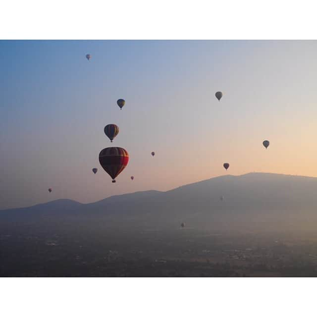 IVANさんのインスタグラム写真 - (IVANInstagram)「* Una Belleza total... 💖🥺 hot air balloons 🎈🌤✨🌄 また1つ夢を叶えました🙏🏻✨ * 気球から見た息を呑む涙が出る程の絶景を目の前に感じて思った事は、 生きて行く上で如何に、壮大でリアルで素敵な世界を命尽きる迄に沢山自分の目で見て、身体で体験して、心で感じれるか☺️ それが私の夢で幸せ✨ 人夫々感じ方はちがうけれど、それが私の人生の楽しみ方だと改めて感じた次第♡ そしたら、また、 お仕事も頑張れるのですから💕 *.(๓´͈ ˘ `͈๓).* #hotairballoon#teotihuacan#Mexico#amor#beautiful#mood #気球 #絶景 #メキシコ #生まれた国 #まだまだ知らない事だらけ #ママの国 #メヒコリンドイケリド♡」5月31日 21時09分 - fresanaca