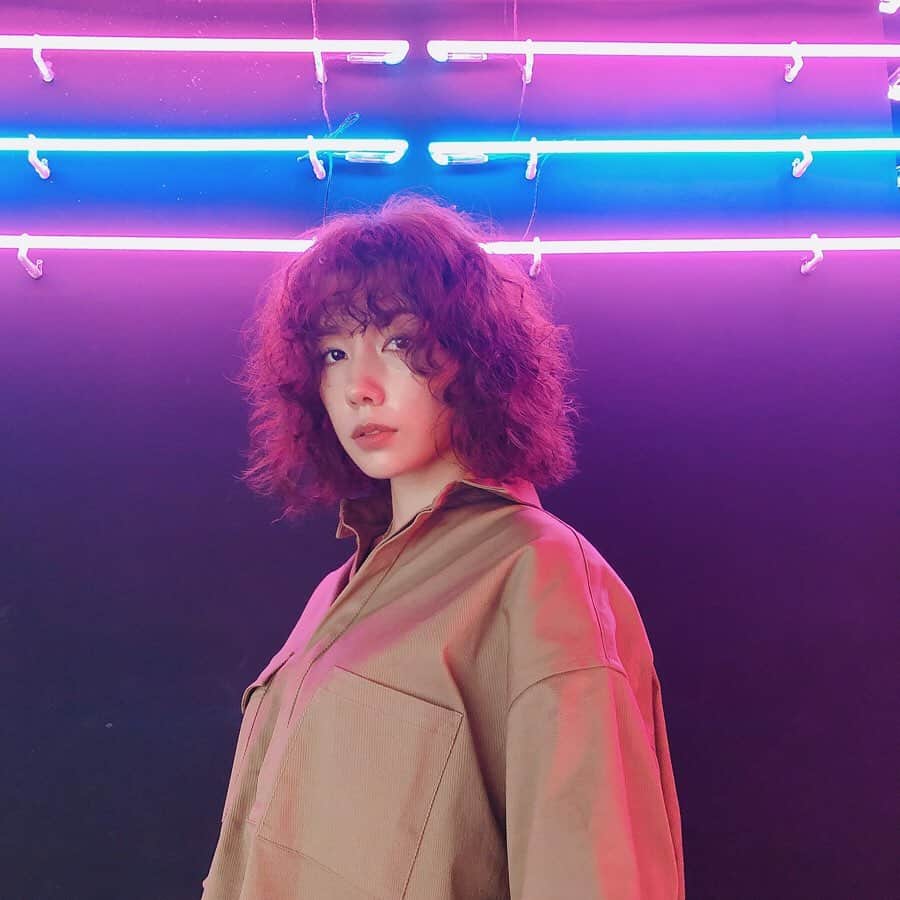 のインスタグラム：「自分らしさをいつも大事にしてる人🌈🌼 そんな里依紗ちゃんを好きなお客様が いつも沢山スタイルチェンジしに来てくれます✨🥰 . 全く同じもいいけど、好きなスタイルをベースに 自分に似合うスタイルを提案していきますね🥰 プードルパーマ🐩トライしましょー🌈 . ⚠︎ブリーチが少しでも残っていたり、 すでにダメージがある方はパーマをお断りしております . #仲里依紗 #nasupcolor」
