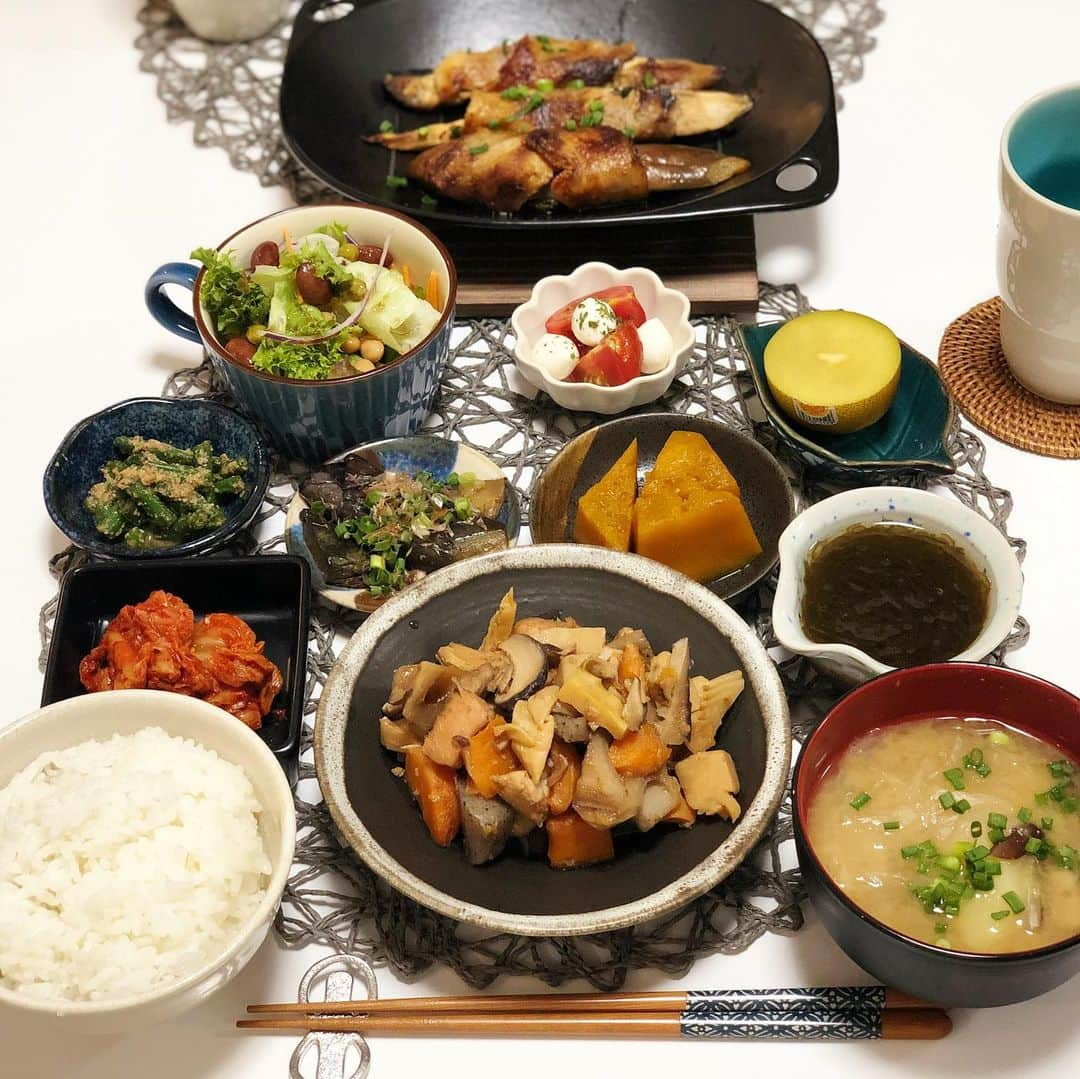 姫野れみさんのインスタグラム写真 - (姫野れみInstagram)「今日の #石毛家の食卓 👨🏿‍🍳♡ たっぷり煮込んだ筑前煮 具材は小さめが好み❤︎ 筑前煮を作る時にとったお出汁で お味噌汁も♪ いつもより深みが増して これも好評でした◎  🥘#筑前煮 🍆#茄子の煮浸し 🎃#かぼちゃの煮付け 🥒#いんげんの胡麻和え 🥗#豆サラダ 🌊#もずく 🐷#茄子の豚肉巻き 🌶#キムチ 🍅#カプレーゼ 🍚#白米 🍲#新じゃがと玉ねぎと椎茸のお味噌汁 🥝#キウイ  #アスリートフードマイスター #料理 #和食 #夕食 #アスリート飯 #夕飯 #夜ご飯 #晩ごはん #夜ご飯 #夕ごはん #夜ごはん #和食ごはん #手作り料理 #手作りごはん #おうちごはん #レシピ #dinner #cooking」5月31日 21時15分 - remi___08