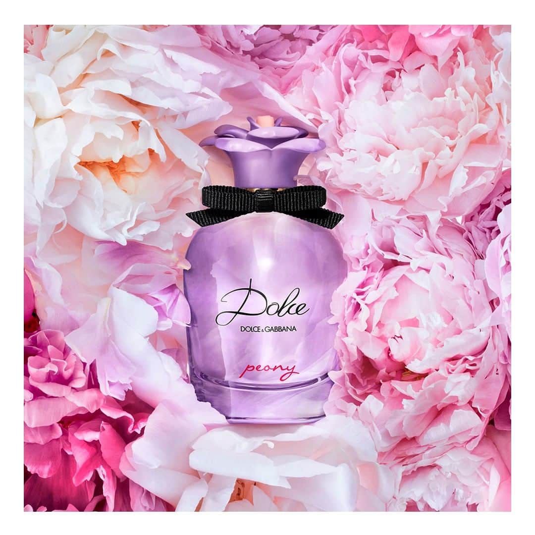 ドルチェ&ガッバーナさんのインスタグラム写真 - (ドルチェ&ガッバーナInstagram)「Posing with blossoming peonies, the Dolce girl radiates happiness, representing the fresh, free, and deliciously feminine scent of Dolce Peony Eau de Parfum. Discover more @dgbeauty. #DGBeauty #DGDolcePeony #SpreadGoodVibes #🌸」5月31日 21時16分 - dolcegabbana