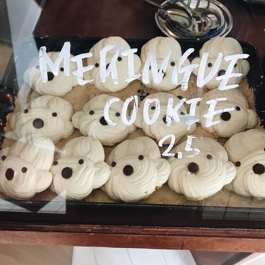 池田真子さんのインスタグラム写真 - (池田真子Instagram)「プードル型のメレンゲが可愛い『Stamp Coffee』♡ ． 韓国のカフェってほんまにお洒落なお店が多くて、駅から目的のお店に行くまでにも色々気になるお店があった♪ ． ． 住所:서울특별시 마포구 연남동 240-4 弘大入口駅から徒歩10〜15分 営業時間 11:30〜21:30 (定休日なし) ． ． ． 続く。 ． ． #ヨンナムドンカフェ #延南洞 #ソウル #韓国カフェ  #Stampcoffee #cafestamp #韓国グルメ #韓国 #カフェ巡り #カフェ好きな人と繋がりたい #フォトジェニック #インスタ映えスイーツ #撮影 #YouTube #instagood  #instafood #instasweet #love #makocafe #photogenic #instakorea #instacafe #먹스타그램 #음스타그램 #맛스타그램 #맛스타그램 #맛집 #카페스타그램 #디저트  #일상 #소통」5月31日 21時16分 - mako_ikeda