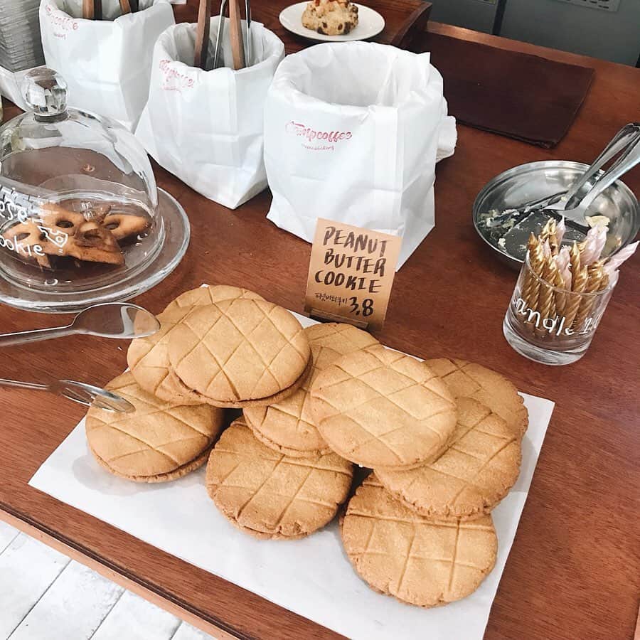 池田真子さんのインスタグラム写真 - (池田真子Instagram)「プードル型のメレンゲが可愛い『Stamp Coffee』♡ ． 韓国のカフェってほんまにお洒落なお店が多くて、駅から目的のお店に行くまでにも色々気になるお店があった♪ ． ． 住所:서울특별시 마포구 연남동 240-4 弘大入口駅から徒歩10〜15分 営業時間 11:30〜21:30 (定休日なし) ． ． ． 続く。 ． ． #ヨンナムドンカフェ #延南洞 #ソウル #韓国カフェ  #Stampcoffee #cafestamp #韓国グルメ #韓国 #カフェ巡り #カフェ好きな人と繋がりたい #フォトジェニック #インスタ映えスイーツ #撮影 #YouTube #instagood  #instafood #instasweet #love #makocafe #photogenic #instakorea #instacafe #먹스타그램 #음스타그램 #맛스타그램 #맛스타그램 #맛집 #카페스타그램 #디저트  #일상 #소통」5月31日 21時16分 - mako_ikeda