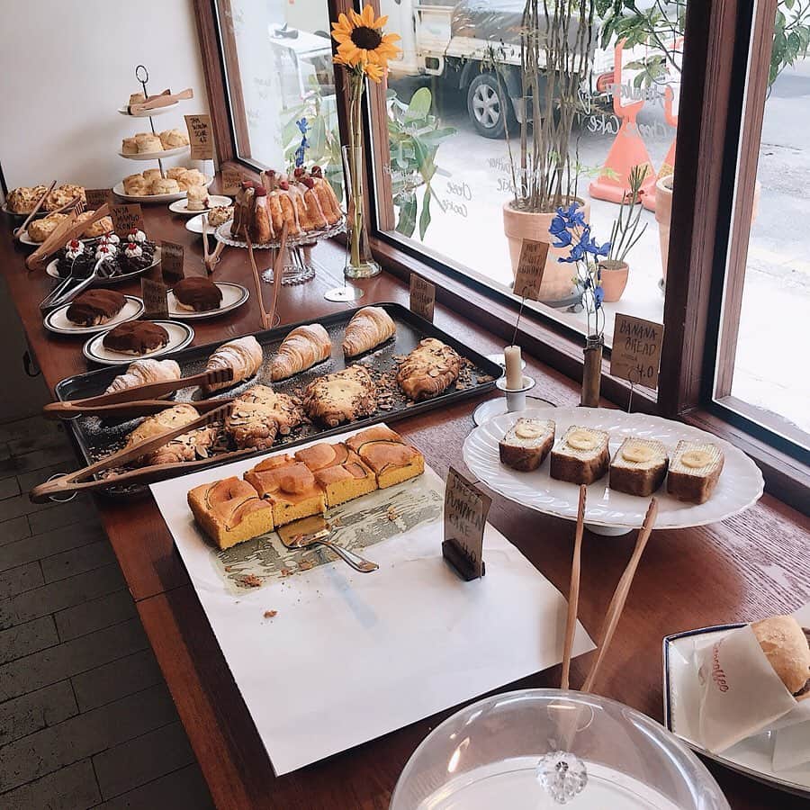 池田真子さんのインスタグラム写真 - (池田真子Instagram)「プードル型のメレンゲが可愛い『Stamp Coffee』♡ ． 韓国のカフェってほんまにお洒落なお店が多くて、駅から目的のお店に行くまでにも色々気になるお店があった♪ ． ． 住所:서울특별시 마포구 연남동 240-4 弘大入口駅から徒歩10〜15分 営業時間 11:30〜21:30 (定休日なし) ． ． ． 続く。 ． ． #ヨンナムドンカフェ #延南洞 #ソウル #韓国カフェ  #Stampcoffee #cafestamp #韓国グルメ #韓国 #カフェ巡り #カフェ好きな人と繋がりたい #フォトジェニック #インスタ映えスイーツ #撮影 #YouTube #instagood  #instafood #instasweet #love #makocafe #photogenic #instakorea #instacafe #먹스타그램 #음스타그램 #맛스타그램 #맛스타그램 #맛집 #카페스타그램 #디저트  #일상 #소통」5月31日 21時16分 - mako_ikeda