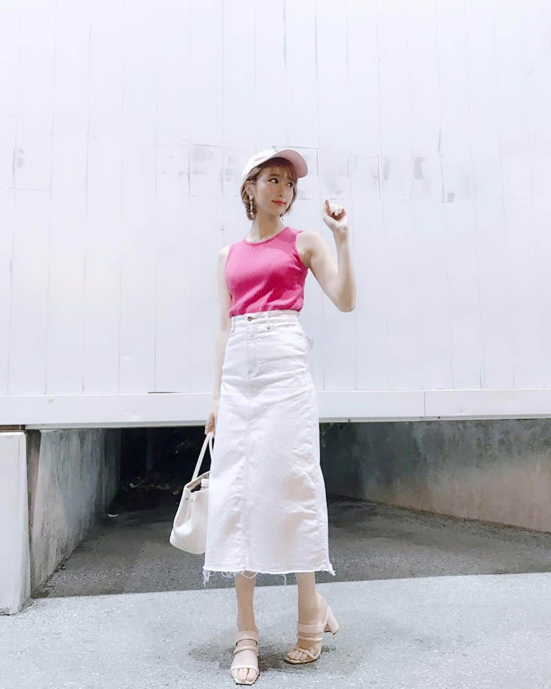 のインスタグラム：「💗📍🎀🌸👚🎈💕 * ピンク×ホワイト🥰 * #ootd #tops …#UNIQLO #denimskirt …#renaikeikaku #sandal …#SNIDEL * この日はスタジオコーストで行われたReNのライブに初参戦❣️ ギター1本でステージに立って、ループステーションを使って演奏してどんどん音を重ねていくんだけど、音楽が生きてるみたいですごく感動🥺🌐🌈✨✨ 美しい声の人ってほんと素敵🥺1番ほしかった才能🥺」