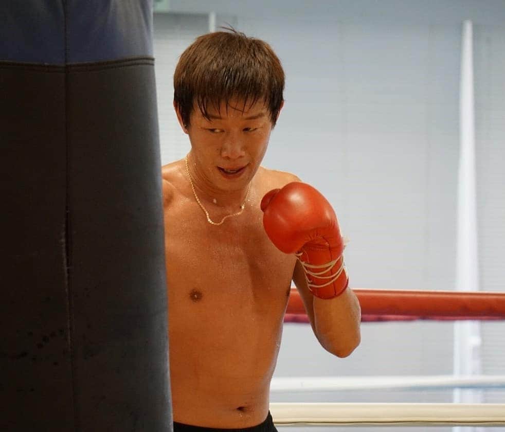 清水聡さんのインスタグラム写真 - (清水聡Instagram)「試合に向けて大分調子も上がってきました！ 合宿で鍛えた足腰もいい感じです👍✨ 残りの１ヶ月ちょっと頑張ります♪ #boxing#ボクシング#大橋ボクシングジム」5月31日 21時28分 - satoshishimizu0313