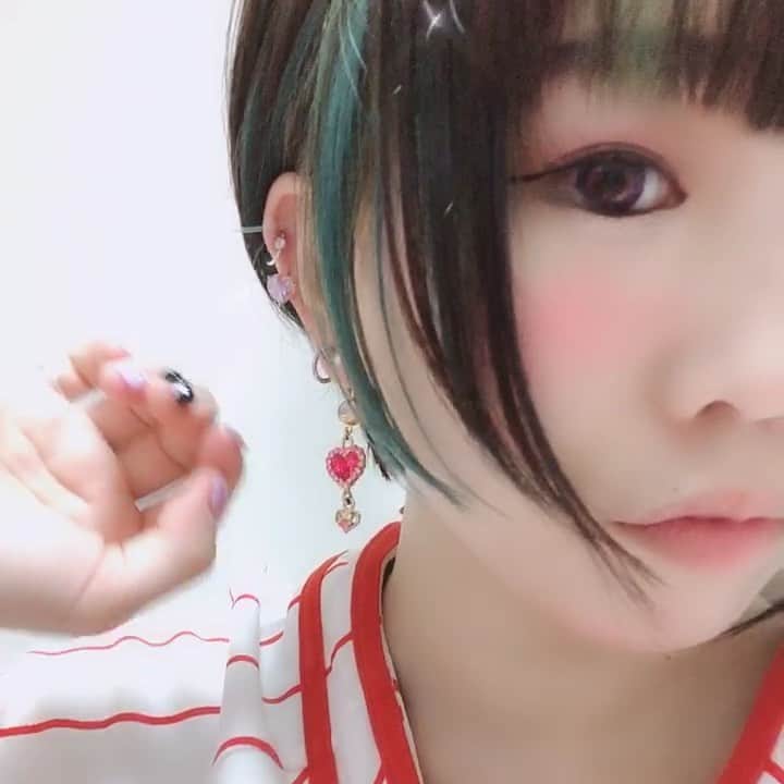 RINGOのインスタグラム：「💖💖💖 定期的にたまに訪れるピアスぜんぶつけたいブーム💖 キラキラだいすき🥰🥰🥰 ハートばっかりにしてみた💖💎 へそピ以外自分でピアッサーであけたよ😊 • あと髪の毛、インナーカラー青にしたー💙 でもやっぱいちばん好きなアメジストカラーの紫が落ち着くなあてすでに思ってる😂💜 たぶんすぐ戻す😂 • • #ピアス #ピアスコーデ #ボディピアス #トラガス #黒髪インナーカラー #カラーバター」