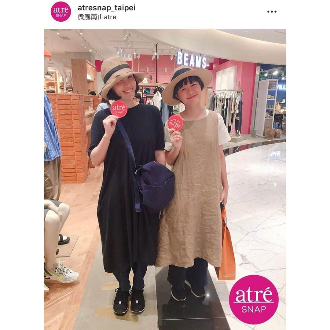 ウェイ・ルーシュエンさんのインスタグラム写真 - (ウェイ・ルーシュエンInstagram)「幫我們拍照的日本人先生完全不管我們聽不聽得懂日文，他沒有給我們機會說話，還好我都有在看雙層公寓，聽得懂幾個重要的關鍵字，也認真的亂回了一下，於是就給他拍了這張「寫真」，哈哈哈哈哈哈！  #我只是去買個Peter的生日禮物 #我沒洗頭也沒有化妝才戴帽子 #我旁邊那個很像李心潔的女生單身請來追她 @atresnap_taipei」5月31日 21時21分 - waawei