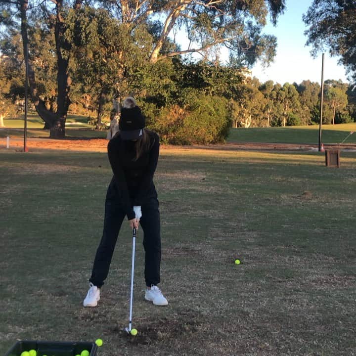 Liz Elmassianのインスタグラム：「One of my favourite drills - off pace swings for sequencing 😌」