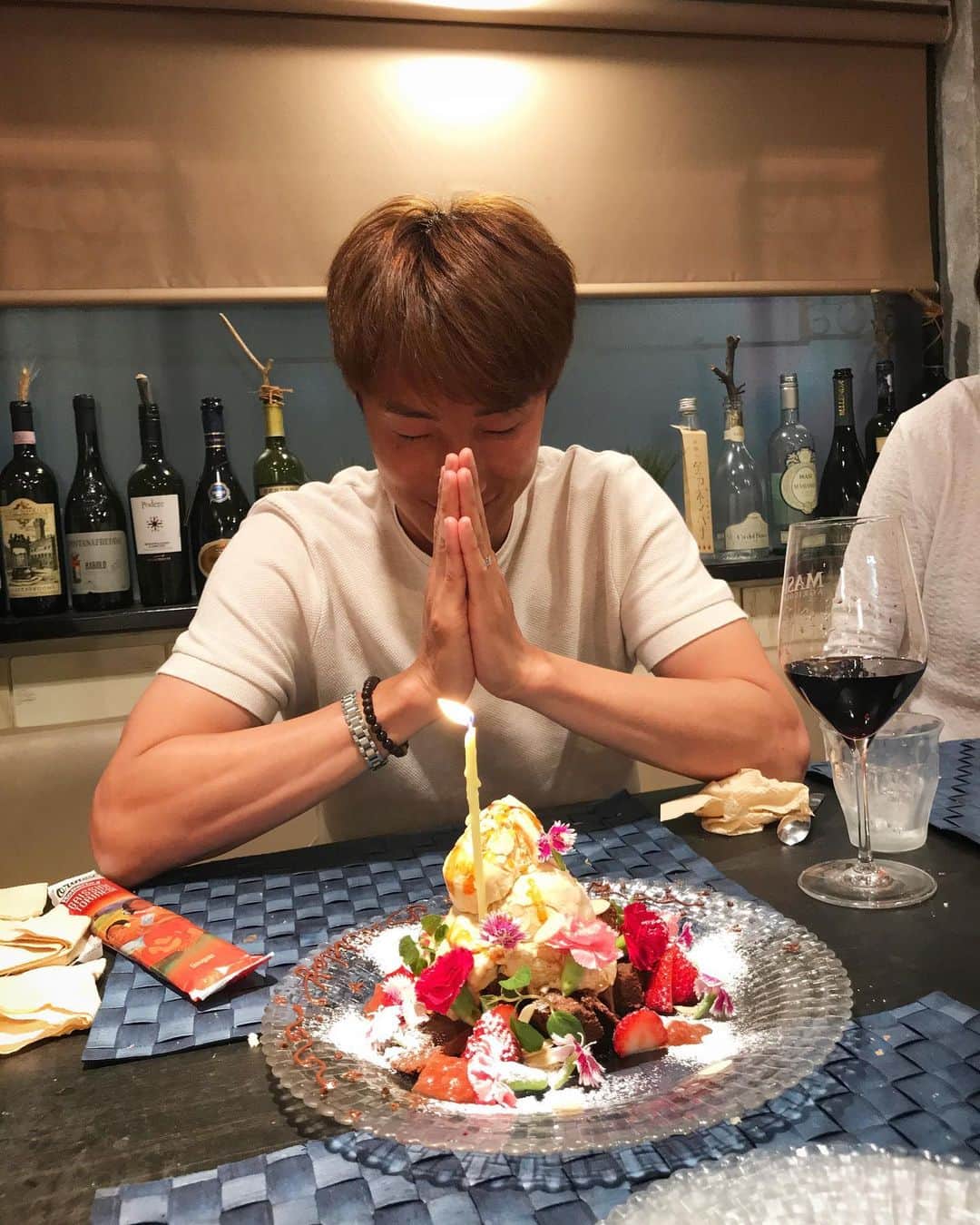 チョ・ヨンチョルのインスタグラム：「오늘 생일 축하해주신 모든 분들께 감사드립니다!🙇🏻‍♂️ 덕분에 행복한 하루를 보낼수 있었고 주변사람들에게 더욱 더 잘 해야겠다는 생각이 드는 하루였습니다^^ 어릴때부터 ‘항상 긍정적이고 행복한 삶을 살아가자’ 라는 목표를 가지고 살아왔는데.. 한살 한살 나이가 늘어가더라도 그 목표를 잃지않고 살아갈수 있도록 열심히 퐈이팅하고 살아가겠습니다^^ 다시 한번 모두들 감사하고 사랑합니다❤️ . . . . 今日で 30歳に なりました！ 色んな方に 誕生日を 祝ってもらって 本当に 感謝の 気持ちで いっぱいです！☺️ 子供のころから どんな時でも、どんな状況でも ポジティブに 生きて行こうって 思いながら すすんできたので、これからも 元気を出して 前に 進みたいと 思います！ 今日は 幸せな 1日を 本当に ありがとうございました！🙇🏻‍♂️🙇🏻‍♂️❤️」