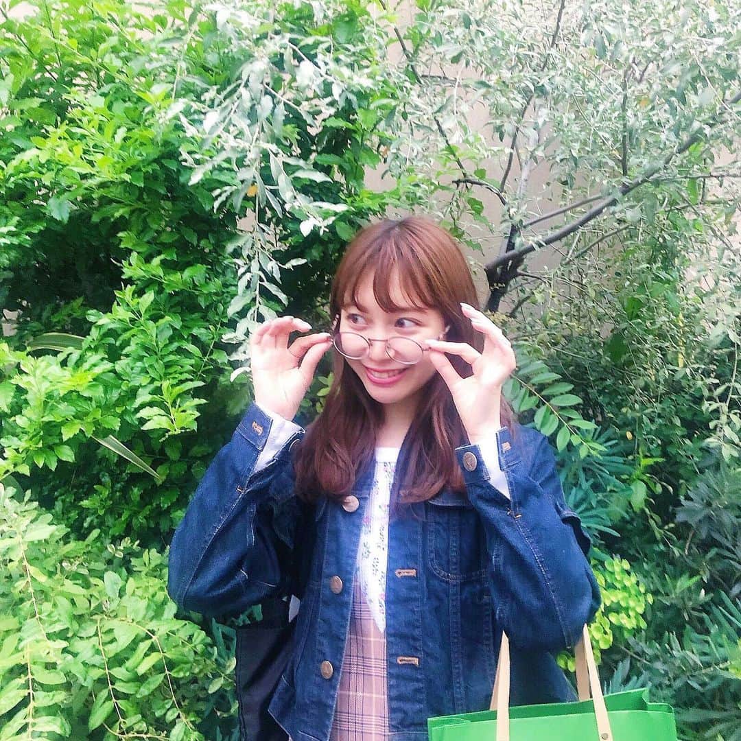 木村ミサのインスタグラム：「スワイプ必須のやつ👓﻿ ﻿ ﻿ ﻿ 今日は眼鏡にリップだけでした。﻿ 眼鏡を外そうとすると﻿ こういう現象起こるよね、﻿ 4枚目は遠近法で目が遠く見えて﻿ もはや小顔に見えるからいいのかもしれない…(?)﻿ ﻿ それにしてもだれやねんすぎ🤤﻿ ﻿ ﻿ ﻿ ﻿ ﻿ ﻿ ﻿ ＿＿＿＿＿＿＿＿＿＿＿＿＿＿＿＿＿＿＿＿﻿ #glasses #megane #zoff #zoff_eyewear #めがね﻿ #眼鏡 #めがね女子 ﻿#メガネ #メガネ女子 #likeforlikes #like4likes #instagram」