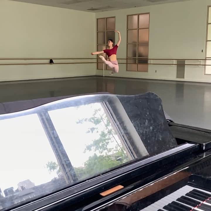 のインスタグラム：「Jumping over the piano 📹 @ashleyellisb ジュッテ 🎹 #ballet #ballerina #ballerinalife #happy #happiness #dance #art #幸せ #バレエ #バレリーナ #rehearsal #travellife #work」