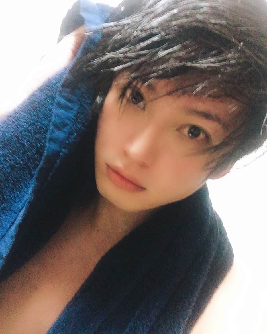 友常勇気さんのインスタグラム写真 - (友常勇気Instagram)「I'm done for today. I got out of the bath. That felt so good! That was so refreshing٩̋(๑˃́ꇴ˂̀๑) ＆information！ 舞台『DARKNESS HEELS〜THE LIVE〜』 ■脚本・演出：久保田唱 ■キャスト： 天音みほ／影⼭達也／後藤健流／早⼄⼥じょうじ／佐川大樹／白柏寿大／杉江優篤／谷佳樹／友常勇気／ 夏目愛海／古谷大和／堀越せな／松村泰⼀郎／宮崎理奈／諸塚⾹奈実 他 （五十音順） ■キャラクターイメージ（DARKNESS HEELS）： ウルトラマンベリアル／ダークザギ／イーヴィルティガ／カミーラ／ジャグラス ジャグラー ©円谷プロ ©DHL 製作委員会 ■チケット： ◆出演者先行  6/1～6/16　 URL：https://l-tike.com/st1/dhtl-cast ・2019 年7 月21 日(日)⼀般発売 ・『TSUBURAYA・GALAXY』会員向け最速先⾏(抽選) 2019 年6 月1 日(土)〜2019 年6 月16 日(日) https://galaxy.m-78.jp/apl_1-1.html 【プレビュー公演】 ・日時：2019 年9 月13 日(⾦) 18:00 開演 ・料⾦：6,800 円(税込) ※プレビュー公演価格 ・会場：新座市⺠会館（埼⽟県新座市野⽕⽌1 丁目1-2） 【東京本公演】 ・期間：2019 年9 月18 日(水)〜23 日(月・祝)(全10 公演) ・料⾦：SS 席10,800 円、S 席8,800 円、A 席6,800 円（税込/SS 席は特典付き） ・会場：シアター1010（東京都⾜⽴区千住3-92 千住ミルディスⅠ番館 10F） ※18 日は出演者による初日挨拶あり ※平日（18〜20 日）公演限定で『DARKNESS HEELS』に関係する特別ゲストによるアフタートークショーあり 公式サイト：https://m-78.jp/darkness/thelive/ 【東京本公演スケジュール】 18 日(水) 19 日(木) 20 日(⾦) 21 日(土) 22 日(日) 23 日(月・祝) 昼公演 ― 13:30 開演★ 13:30 開演★ 13:00 開演 13:00 開演 13:00 開演 夜公演 18:30 開演★ 初日挨拶あり 18:30 開演★ 18:30 開演★ 18:00 開演 18:00 開演 ― ※★印はアフタートークショー付き ※キャストの配役やアフタートークのゲスト等の詳細は後日改めて発表予定です。 【『DARKNESS HEELS〜THE LIVE〜』から始まる世界観 〜惑星テリオにおける⼆つの計画〜】 なぜ、ウルトラマンは関係のない他者を守るために自らの命を賭すことができるのか。 なぜ、悪と呼ばれる者は途方もない苦労をしてまで他者のものを奪おうとするのか。 ただ生きるだけならば、その必要はないはずだ。 惑星テリオと呼ばれる星の住人がその疑問にたどり着いた時、彼らは⼆つの計画を⽴ち上げた。 ⼀つは、⼼優しき者に⼒を与えれば、ウルトラマンと同じように正義の使者と呼ばれるようになるのか。 そして、もう⼀つは、悪と呼ばれた者たちは、その先に何を求めていたのか…。 光の国への復讐と、世界への⽀配欲を剥き出しにした者―――『ウルトラマンベリアル』。 闇に堕ちてさえ⼀つの愛に縋ろうとした者―――『カミーラ』。 自らが神となり人類を導こうとした者―――『イーヴィルティガ』。 この世の全てを破壊しようとした者―――『ダークザギ』。 嫉妬と渇望に身を委ねた者―――『ジャグラス ジャグラー』。 かつて悪と呼ばれていた者たちが、惑星テリオで目を覚ます。 こうして新たな悪の物語が静かに幕を開ける。 ©円谷プロ ©DHL 製作委員会 【『DARKNESS HEELS』プロジェクトとは】 ウルトラマンシリーズには数々の怪獣、星人の他に、極めて強い個性と異彩を放つダークヒーローが登場します。 『DARKNESS HEELS』プロジェクトでは、 ウルトラヒーローの光に対峙する“闇からの囁き・誘い”をテーマにダークヒーローにスポットをあてていきます。 2018 年8 月に開催したトークイベント『ダークヒーローナイト』ではチケットが即日完売、 来場者の半数以上を⼥性ファンが占めました。 更に、東京・大阪で開催された、『DARKNESS HEELS』をイメージした展示、グッズ販売、 DARKNESS HEELS のキャラクターとの撮影会を⾏える『DARKNESS HEELS WORLD』では 20 代の男⼥ファンをメインにご好評いただきました。 #darknessheels #友常勇気  #よろしくお願いします  #お風呂入ってさっぱり」5月31日 21時27分 - yuki_tomotsune