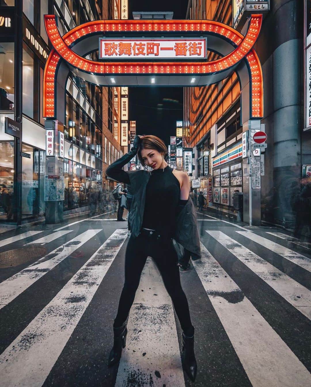 澤田友美さんのインスタグラム写真 - (澤田友美Instagram)「. 実は寒くてカタカタしてた🥶この季節。笑 . photographer @dchantie .  #tokyo#shinjuku#kabukicho#japanese #streetphotography」5月31日 21時38分 - tomomi__sawada