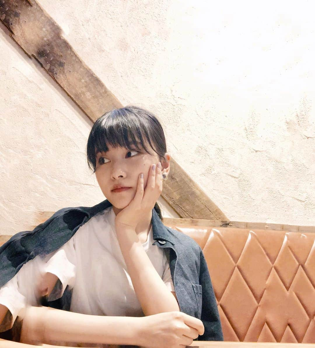 福岡聖菜さんのインスタグラム写真 - (福岡聖菜Instagram)「ぽい。  最近お出かけするときは 一つ結びするのにはまってるの。 前髪のバランスがこだわり  本当はおしゃれに写真撮りたかったんだけど セルフタイマーは上手に撮れなくて 願望を込めた加工で。  ちょっとホラー？  #ひとりカフェ #tシャツコーデ  #大人コーデ  #ヘアアレンジ #加工途中 #写真加工」5月31日 21時37分 - seina___ff