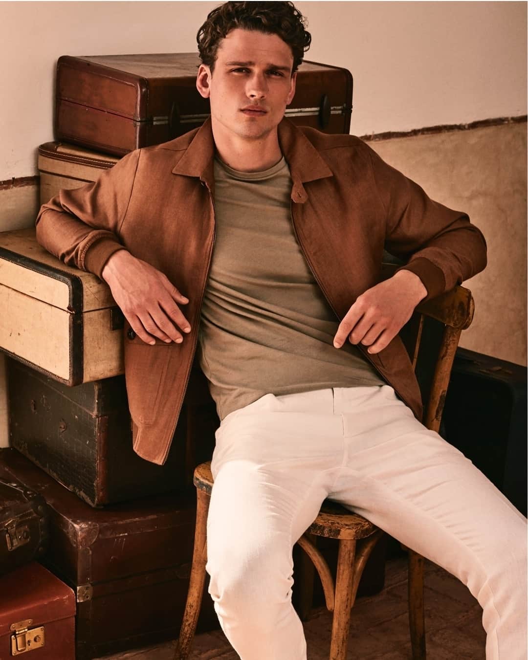 MANGOさんのインスタグラム写真 - (MANGOInstagram)「THE SHIFTING SKY | High Summer 2019 This @mango_man collection, which combines elegance and comfort in pieces where lightweight fabrics and earthy tones go hand in hand, works in any situation. Starring @simon.nessman #MangoMan #MangoSS19 #Mango」5月31日 21時30分 - mango