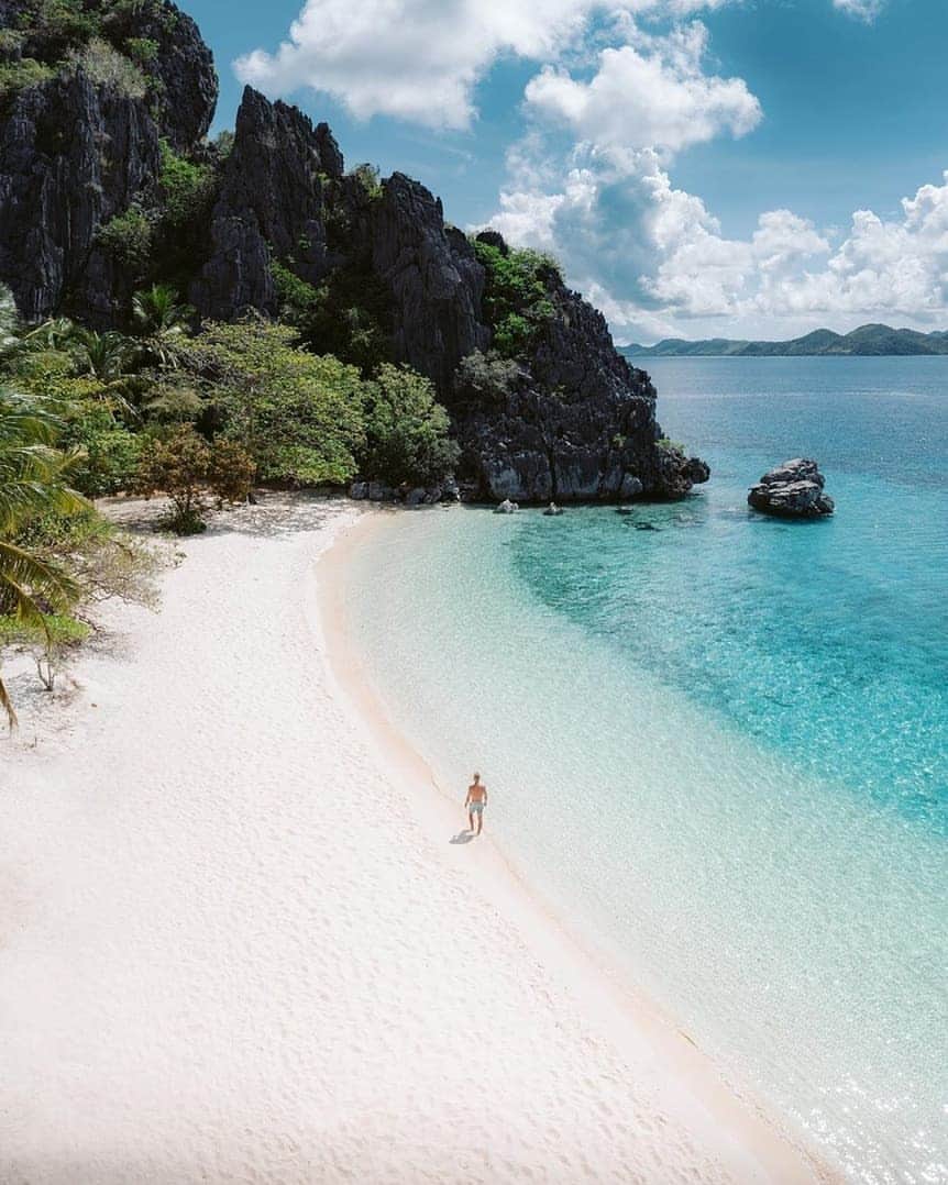Discover Earthさんのインスタグラム写真 - (Discover EarthInstagram)「With its crystal clear waters, pristine white beaches and the gorgeous limestone formations that surround them, Coron Island in the Philippines is a piece of paradise ! Which of these photos do you like the most ? 🌴🇵🇭 Is Coron on your bucket list ? Tag your travel partners now ! — 📍#DiscoverPhilippines — 📸 Photos by @emmett_sparling」5月31日 21時32分 - discoverearth