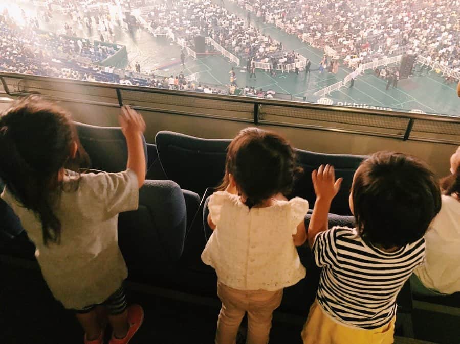 原田沙奈子さんのインスタグラム写真 - (原田沙奈子Instagram)「子供たちと一緒に参戦できるライブなんて感激だわ。 始まる前に私たちがどれだけ楽しみにしているかを伝えるも、見て…この1枚目の大人と子供のテンションの差。 いまいち何が起こるのか解らない様子のチビ3人。←ふーん感 が、会場に入るなりキラキラした目でステージを見つめる姿が忘れられない。 はしゃぎながら小さな手でリズムに合わせて揺らすタンバリン。可愛かったなー♡ そんな私はタオル振り上げすぎて少々筋肉痛。 タンバリンをついマラカスと言ってしまうアマネ、なぜ。 マラカスの方が言いにくくないかい？笑 #東京ドーム#ゆずのみ拍手喝祭#ゆず」5月31日 21時34分 - sanakoharada