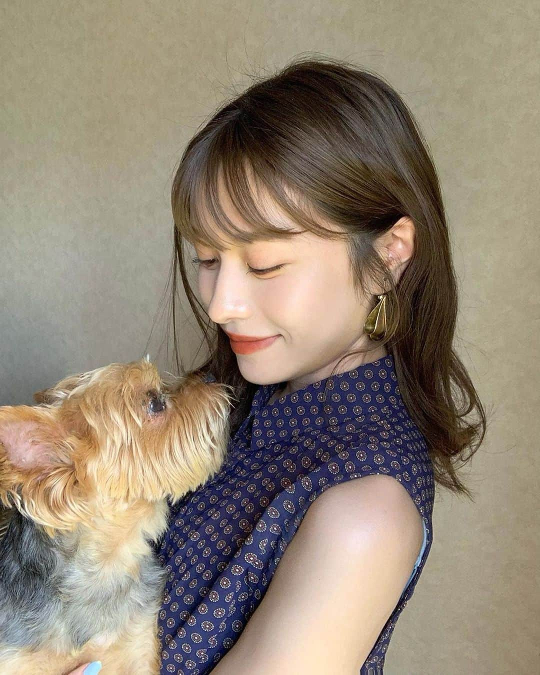 楫真梨子さんのインスタグラム写真 - (楫真梨子Instagram)「久しぶりのツーショット🐕😋 社会人になってからは朝が慌ただしくてヘアスタイルになかなか時間をかけれなかったのですが、Dysonを使い始めてからヘアアレンジも余裕を持って楽しめるようになりました☺️ 毛束をつまんで近づけるだけで一瞬で本体にくるくるっと巻きついてカールヘアが完成してしまうので、毎朝本当に助けられています😭🧖🏻‍♀️(1.2枚目のヘアはDysonairwrapでつくりました☺️) Dysonのヘアアイロン一つでカールヘアやストレートヘア、いろんなパターンのヘアアレンジが楽しめるので旅行に持って行くときも便利です😊  #エアラップ #dysonhair」5月31日 21時34分 - kajimari1226